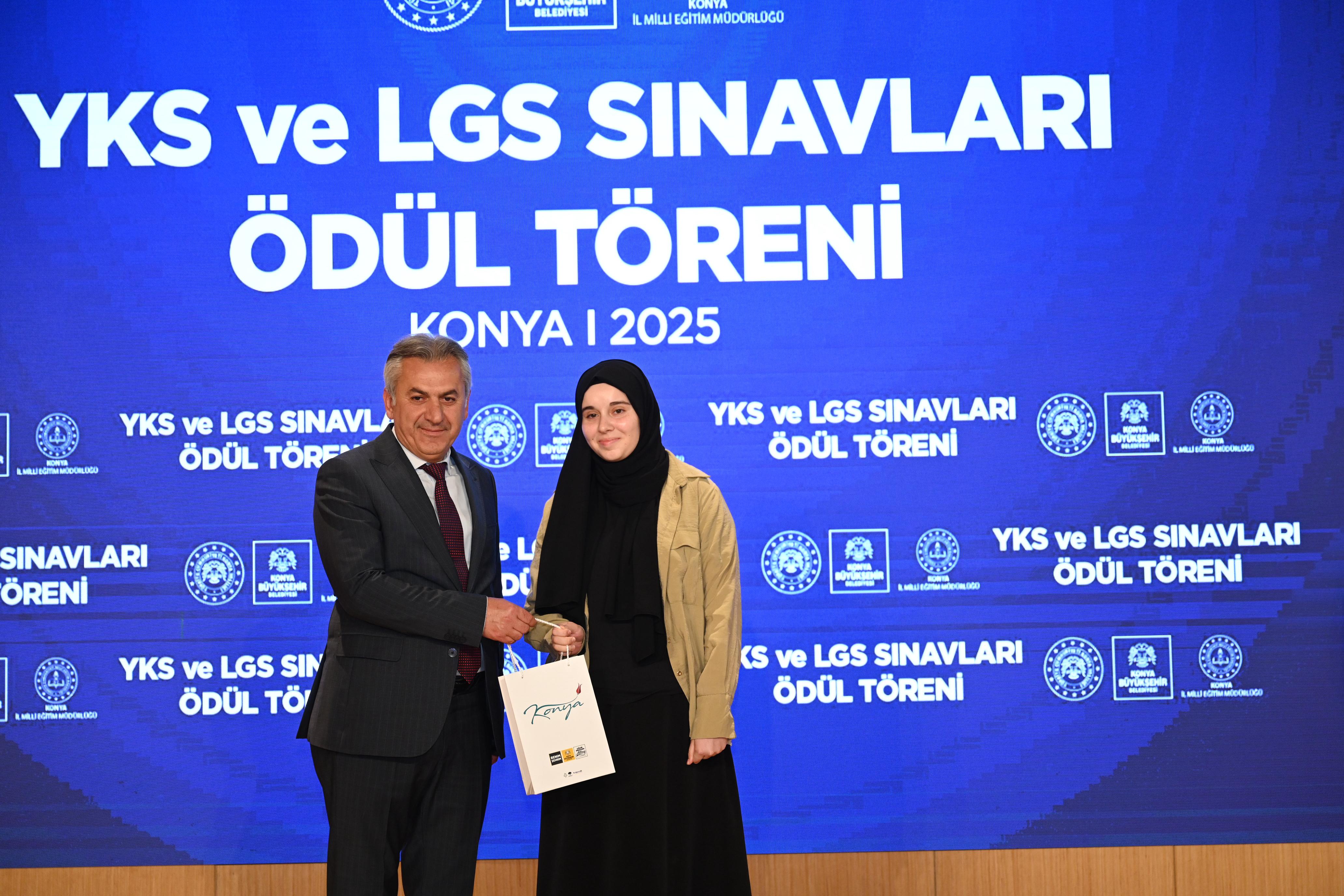 VALİ AKIN VE BAŞKAN ALTAY, YKS VE LGS’DE DERECEYE GİREN KONYALI ÖĞRENCİLERLE BULUŞTU