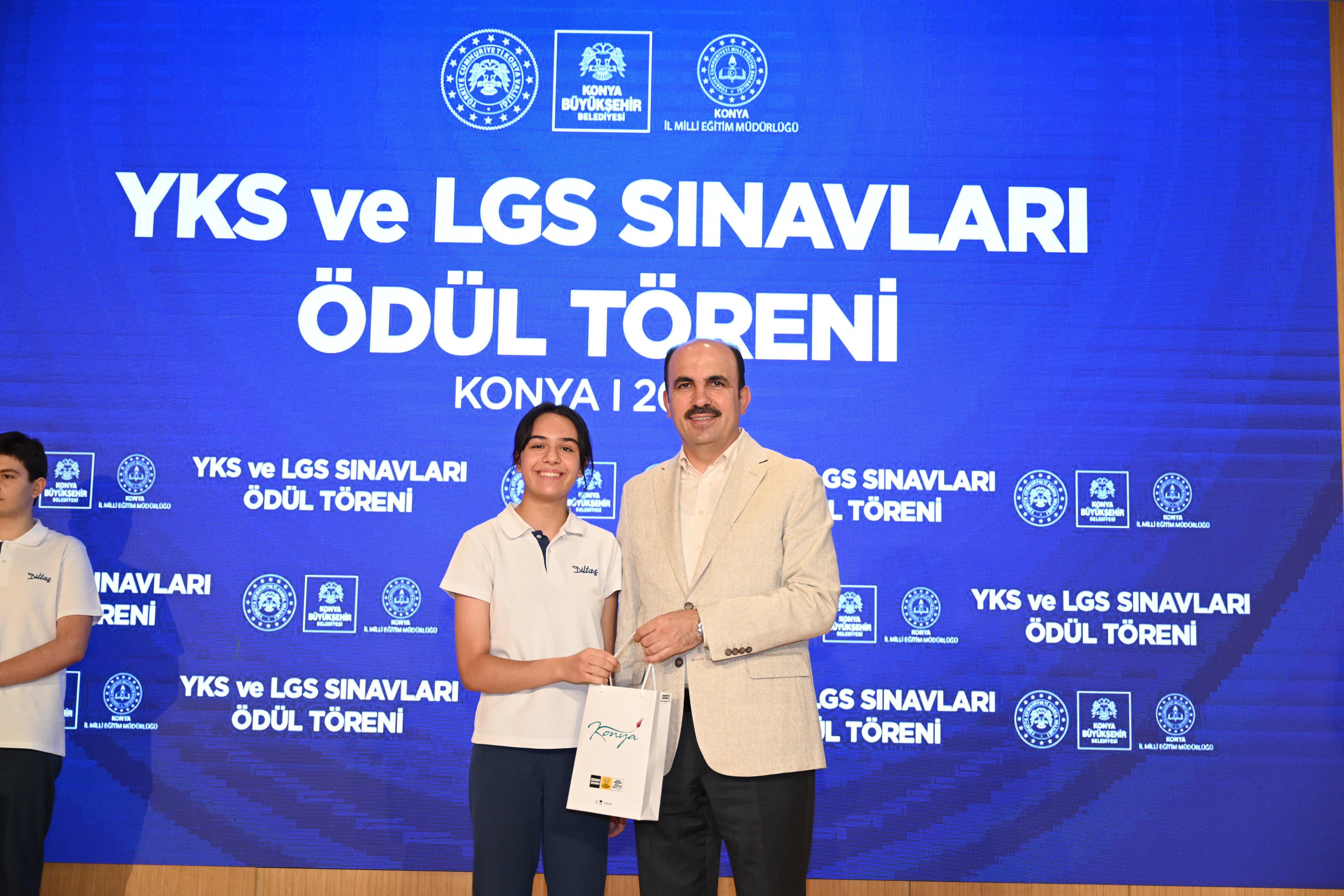 VALİ AKIN VE BAŞKAN ALTAY, YKS VE LGS’DE DERECEYE GİREN KONYALI ÖĞRENCİLERLE BULUŞTU