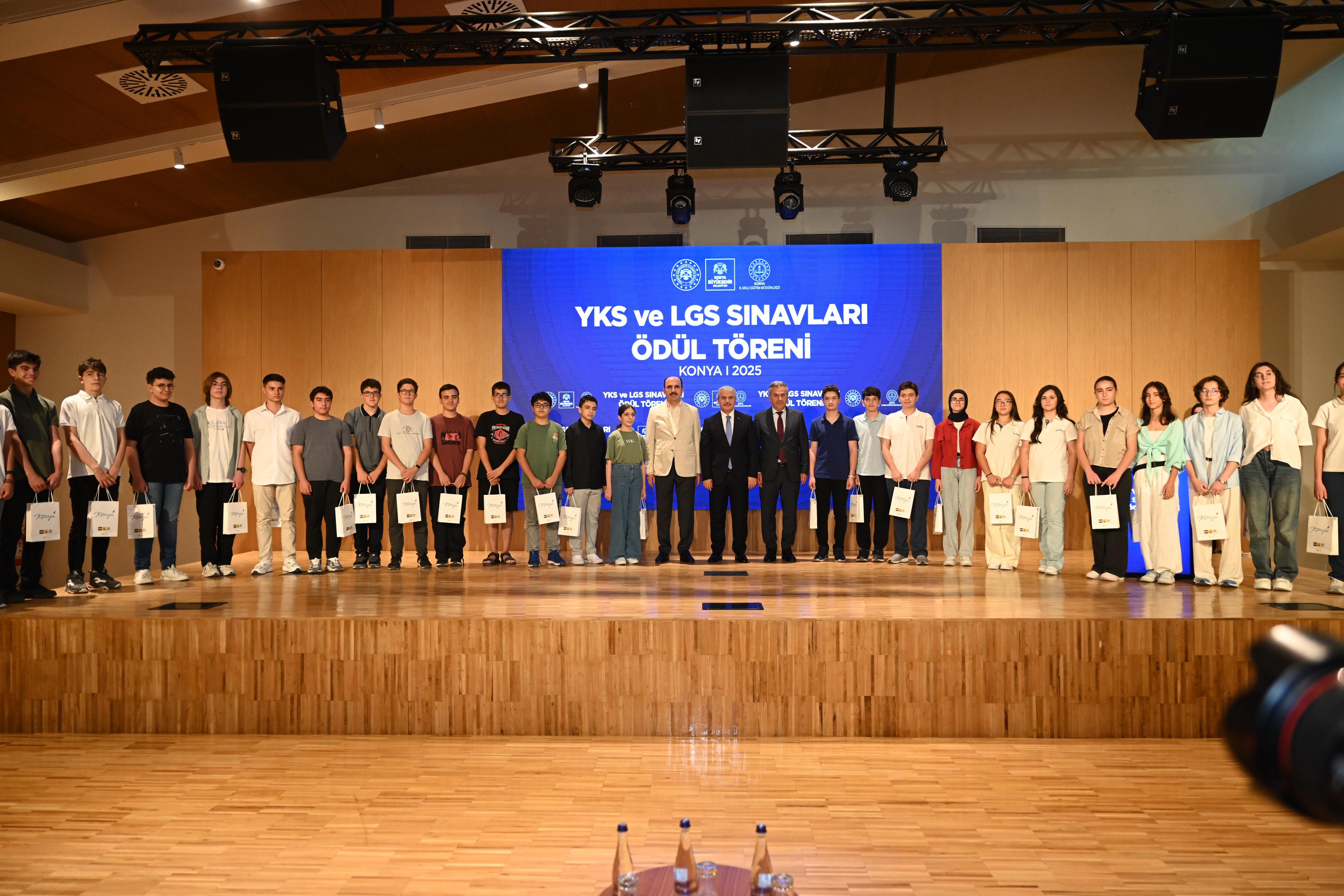 VALİ AKIN VE BAŞKAN ALTAY, YKS VE LGS’DE DERECEYE GİREN KONYALI ÖĞRENCİLERLE BULUŞTU