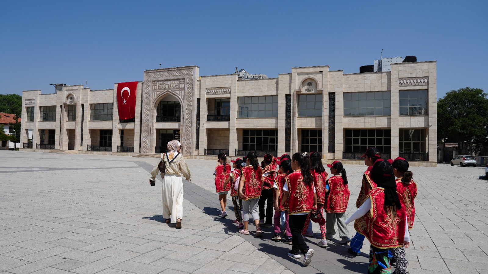 KONYA’DA 3 BİN ÖĞRENCİ 6 TARİHİ MEKÂNDA 6 TARİHİ KARAKTERİ TANIYOR