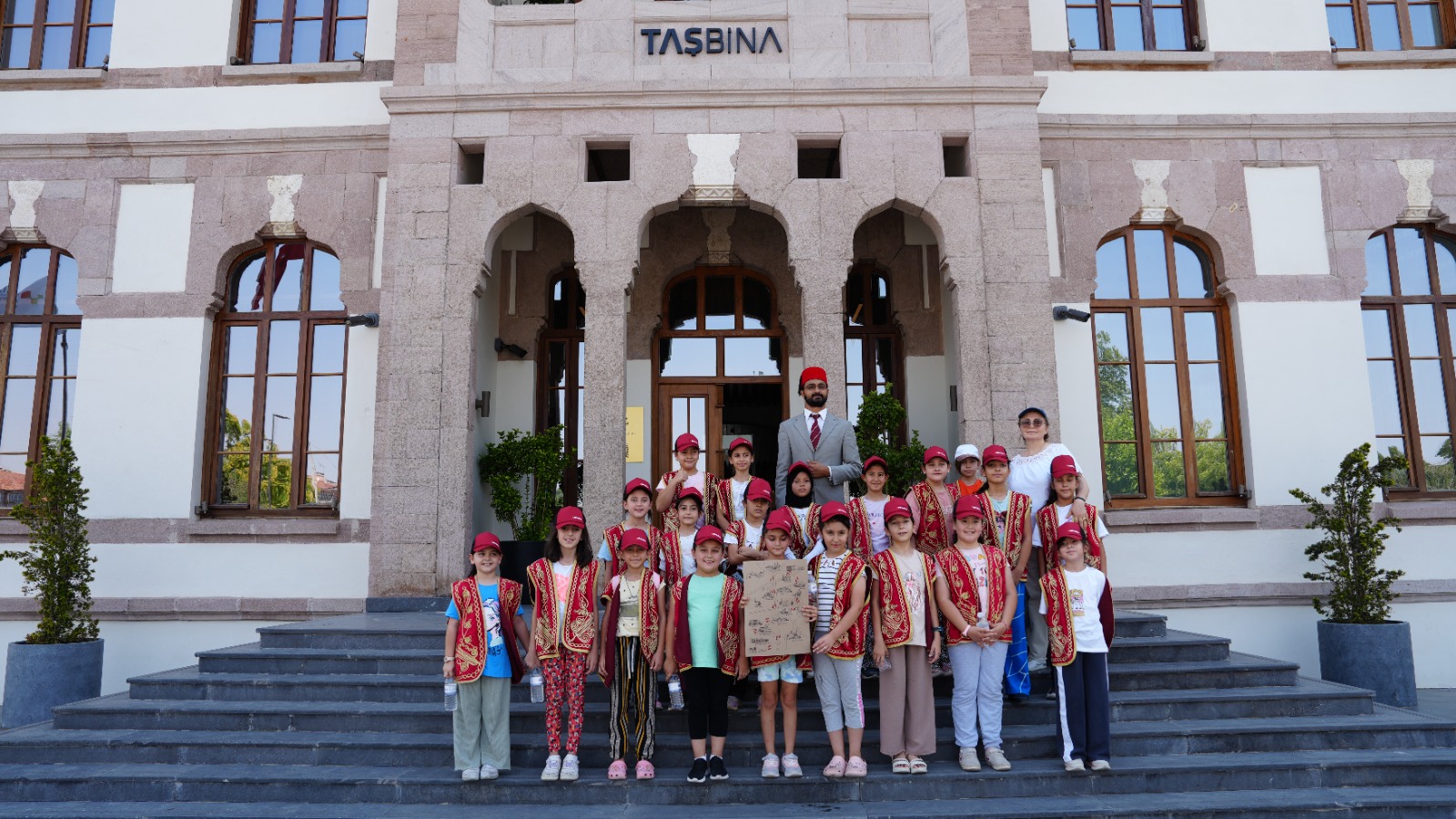 KONYA’DA 3 BİN ÖĞRENCİ 6 TARİHİ MEKÂNDA 6 TARİHİ KARAKTERİ TANIYOR