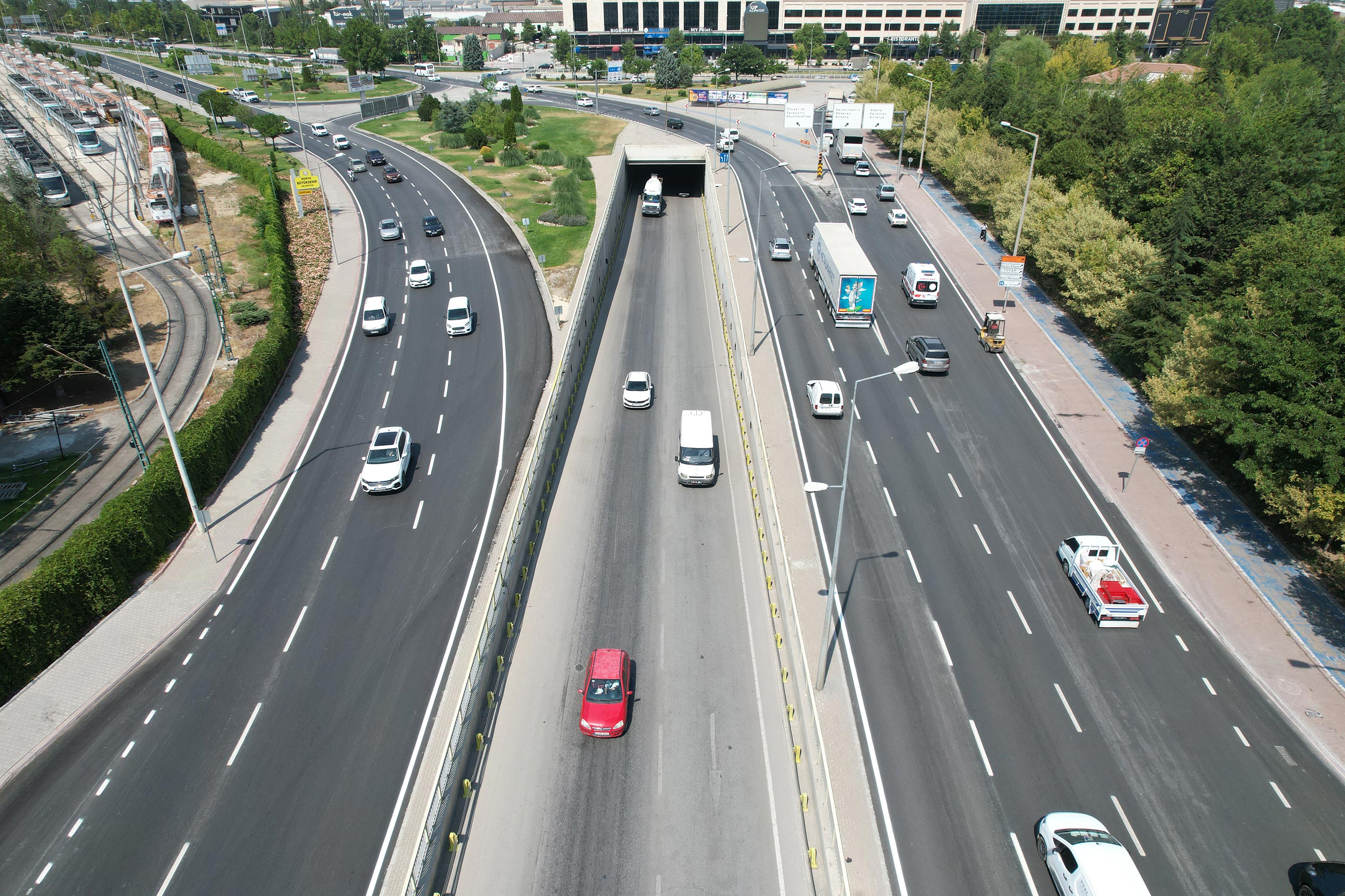 KONYA BÜYÜKŞEHİR AHMET YESEVİ CADDESİ VE SAKARYA KAVŞAĞI’NDA YOL KALİTESİNİ YÜKSELTTİ