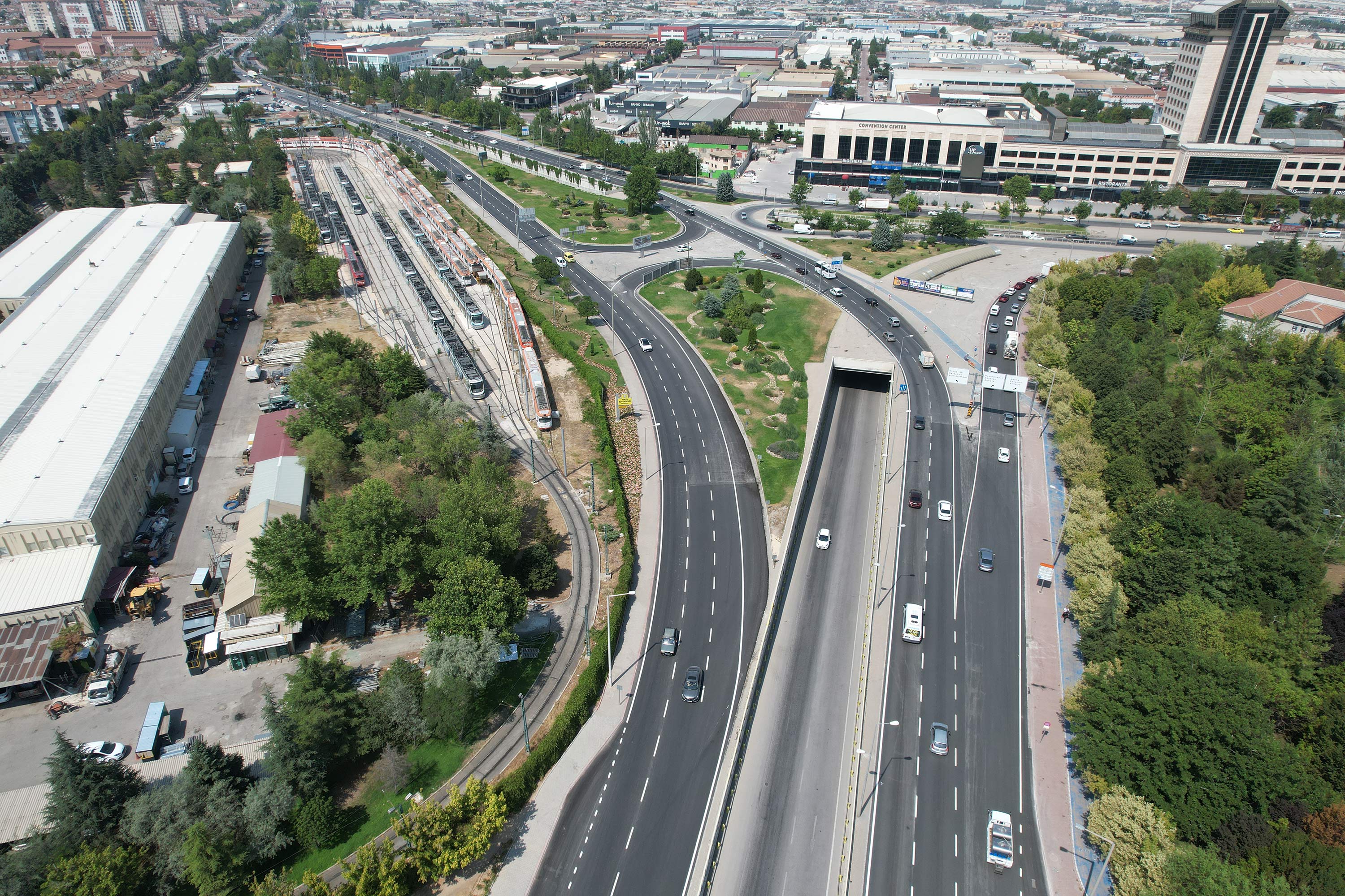 KONYA BÜYÜKŞEHİR AHMET YESEVİ CADDESİ VE SAKARYA KAVŞAĞI’NDA YOL KALİTESİNİ YÜKSELTTİ