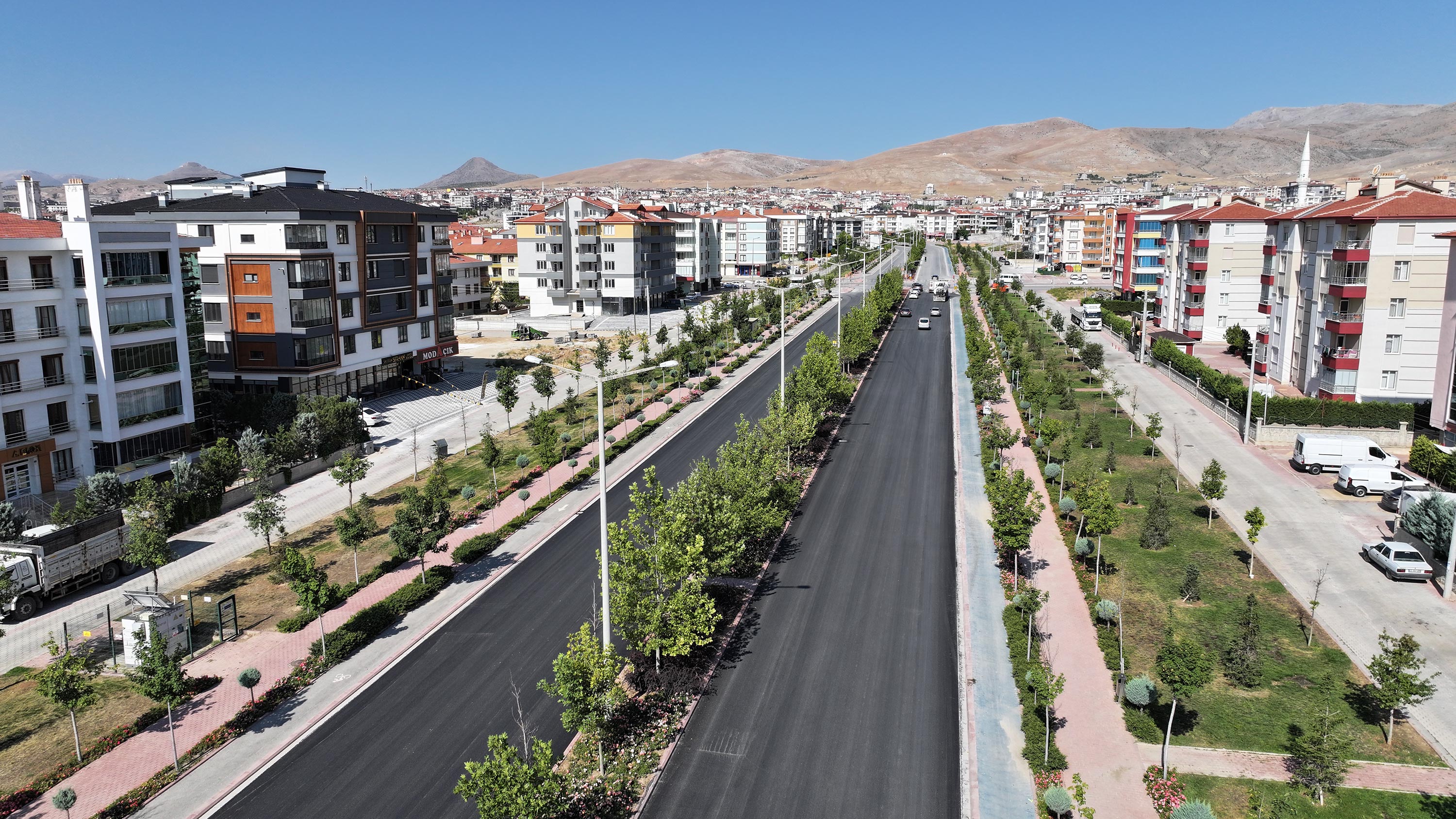 KONYA BÜYÜKŞEHİR AHMET YESEVİ CADDESİ VE SAKARYA KAVŞAĞI’NDA YOL KALİTESİNİ YÜKSELTTİ