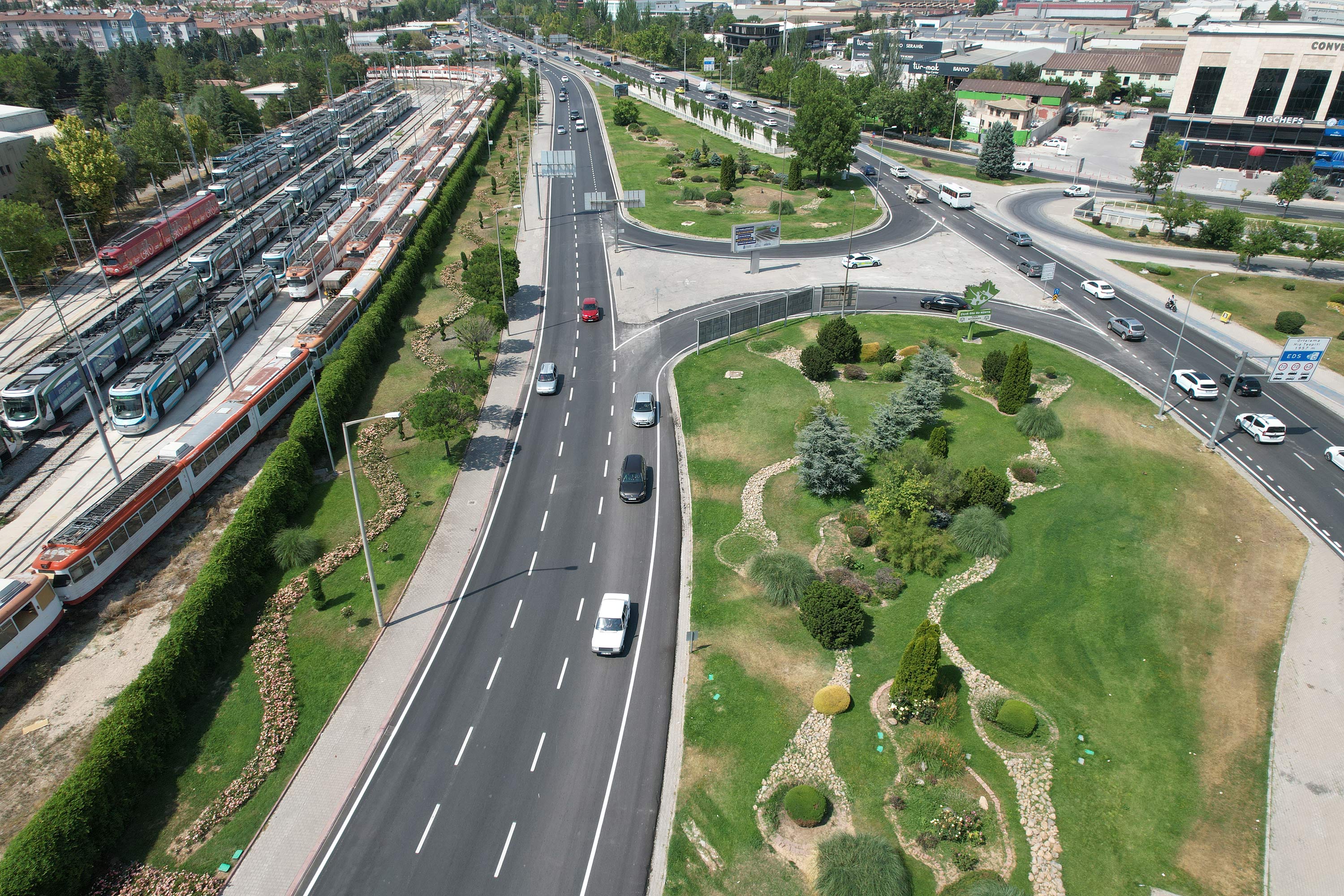 KONYA BÜYÜKŞEHİR AHMET YESEVİ CADDESİ VE SAKARYA KAVŞAĞI’NDA YOL KALİTESİNİ YÜKSELTTİ