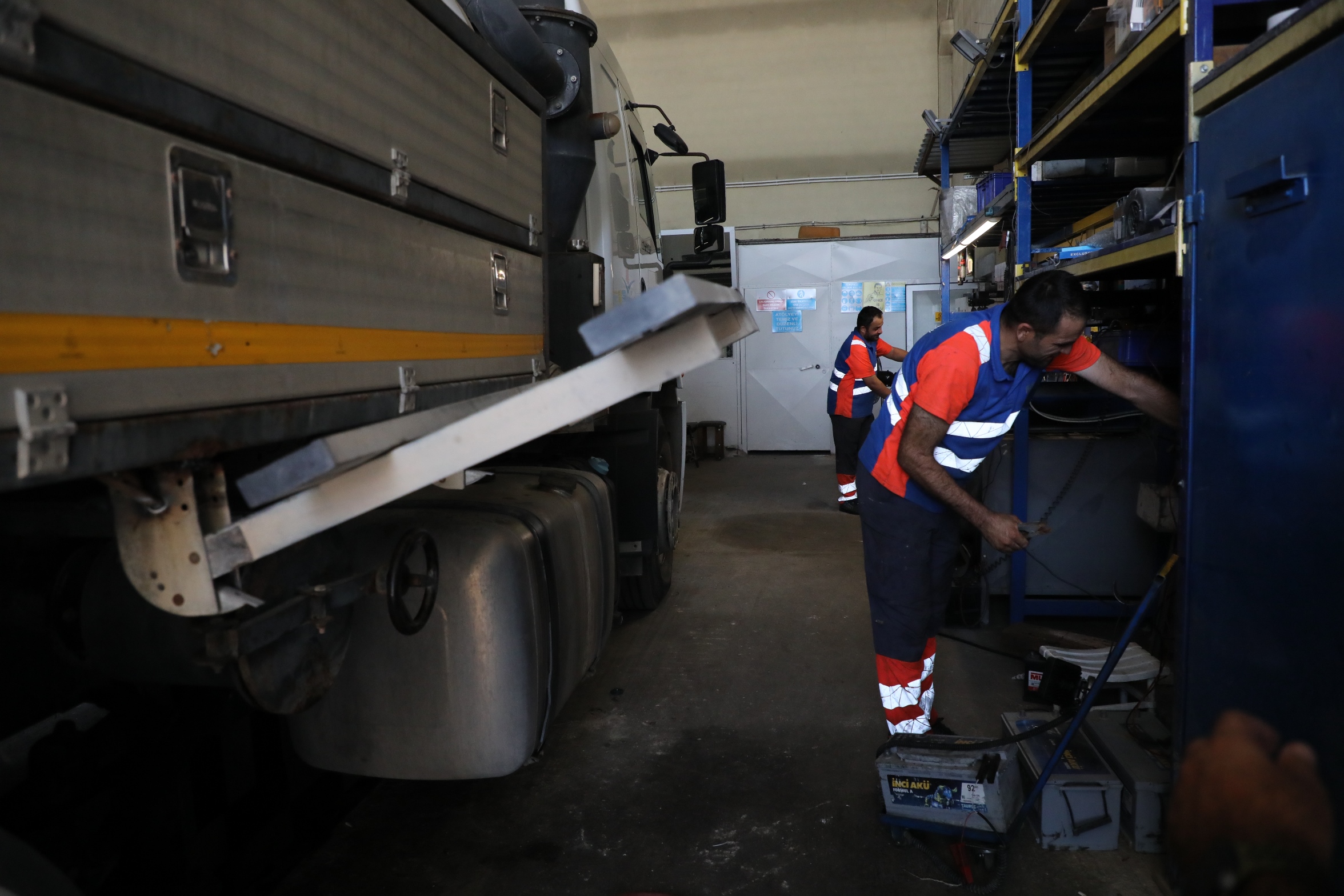 KOSKİ, TESİSLERİNDEKİ ATÖLYE VE AMBAR SİSTEMLERİYLE FARK OLUŞTURUYOR