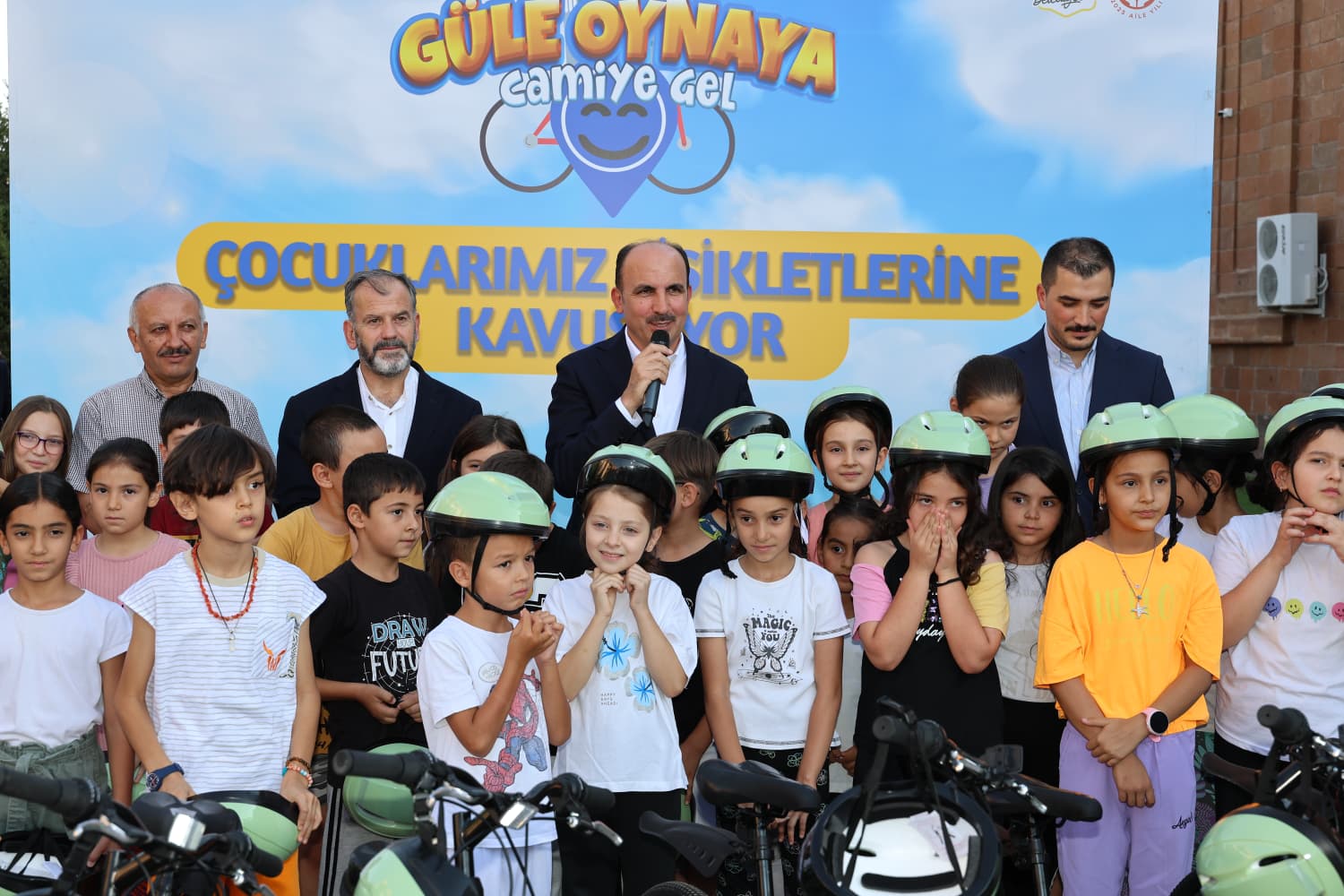 BAŞKAN ALTAY 40 GÜN SABAH NAMAZINA GİDEREK BİSİKLET KAZANAN ÇOCUKLARLA BULUŞTU