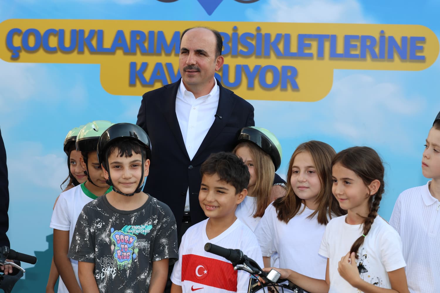 BAŞKAN ALTAY 40 GÜN SABAH NAMAZINA GİDEREK BİSİKLET KAZANAN ÇOCUKLARLA BULUŞTU