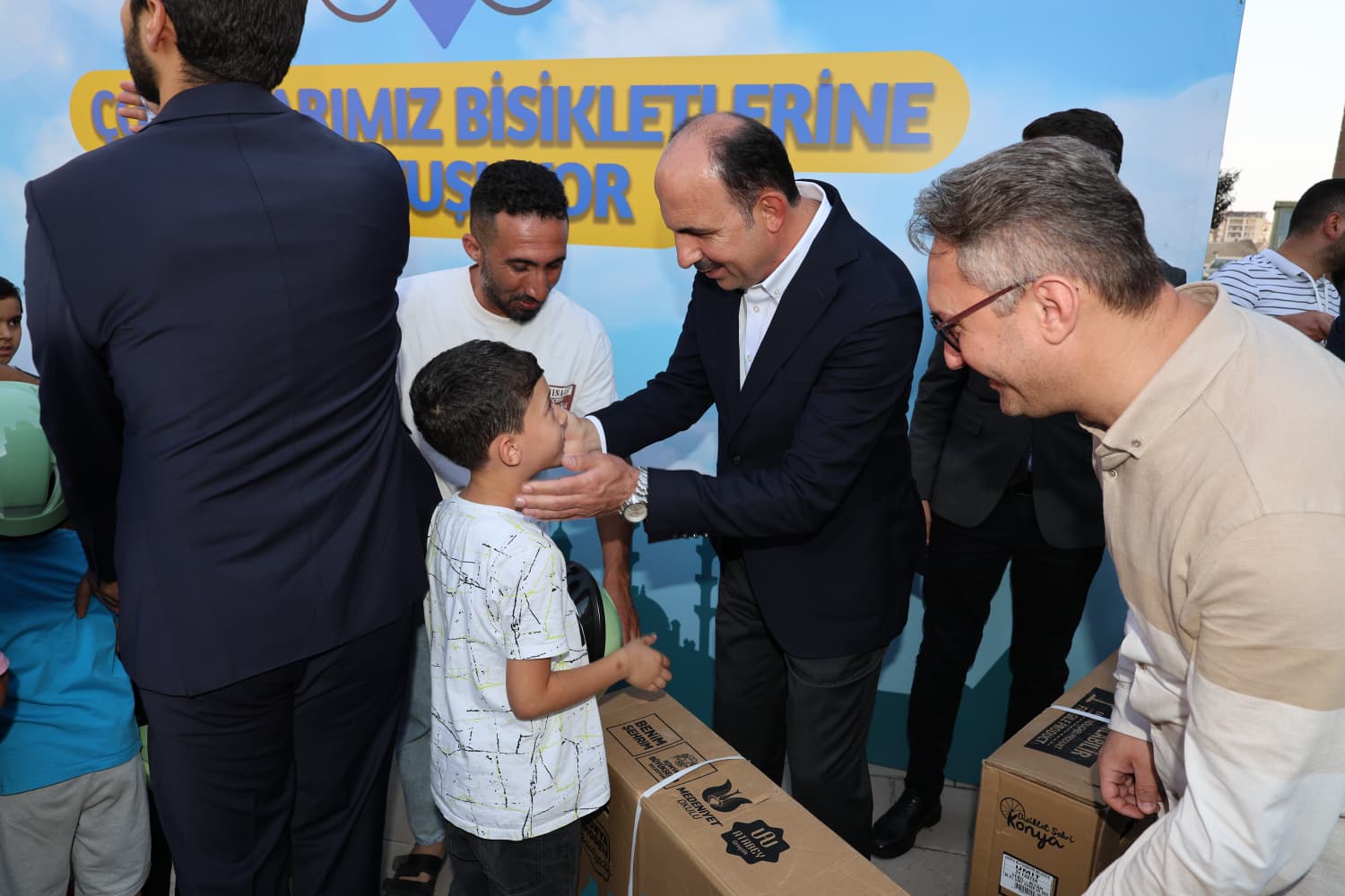 BAŞKAN ALTAY 40 GÜN SABAH NAMAZINA GİDEREK BİSİKLET KAZANAN ÇOCUKLARLA BULUŞTU