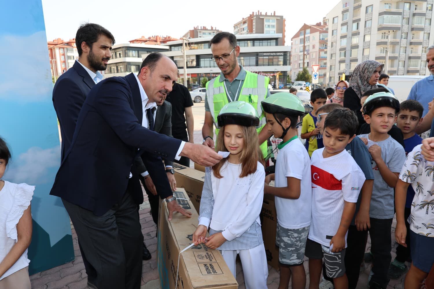 BAŞKAN ALTAY 40 GÜN SABAH NAMAZINA GİDEREK BİSİKLET KAZANAN ÇOCUKLARLA BULUŞTU