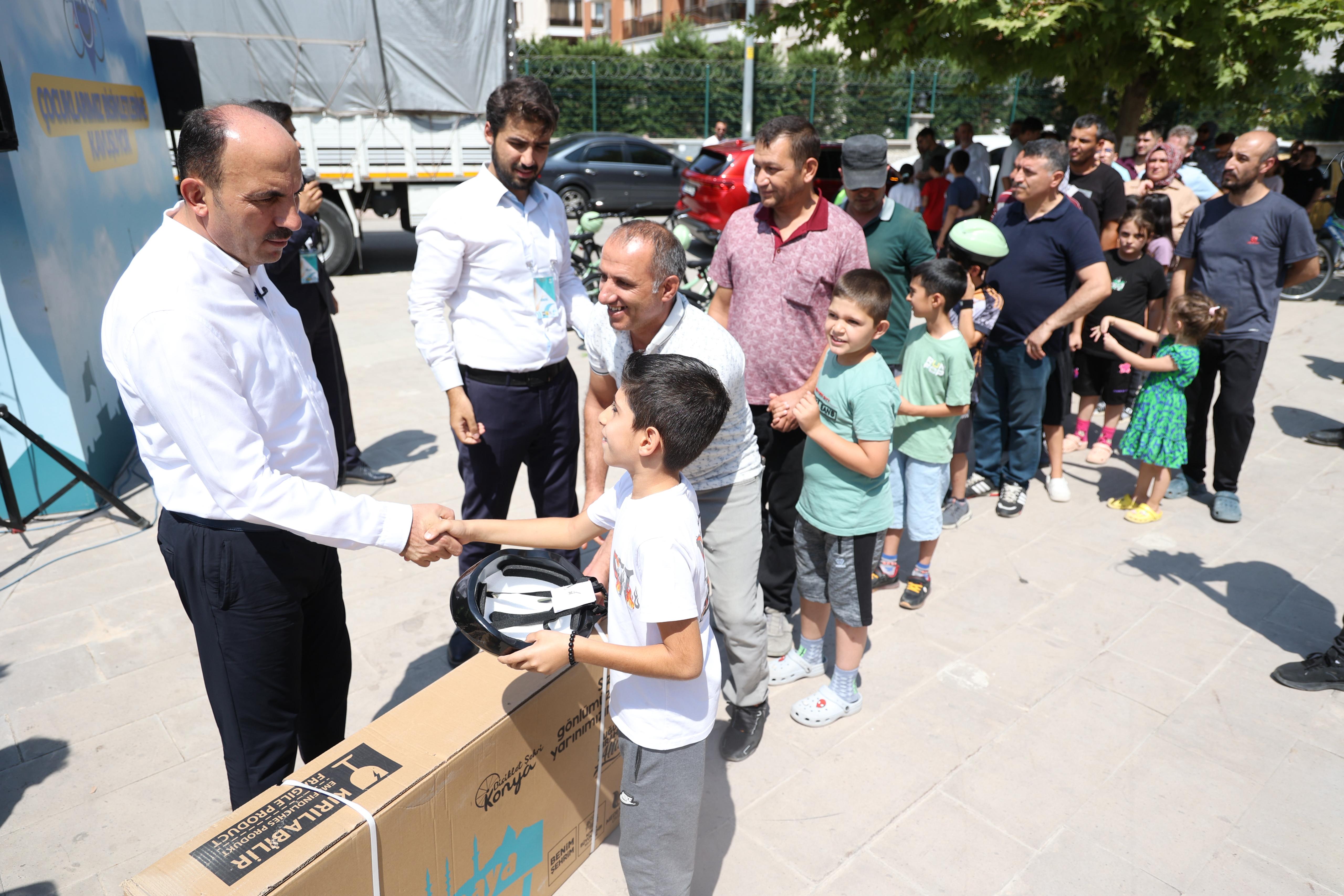 BAŞKAN ALTAY “GÜLE OYNAYA CAMİYE GEL” PROJESİNDE ÇOCUKLARIN SEVİNCİNE EŞLİK ETTİ