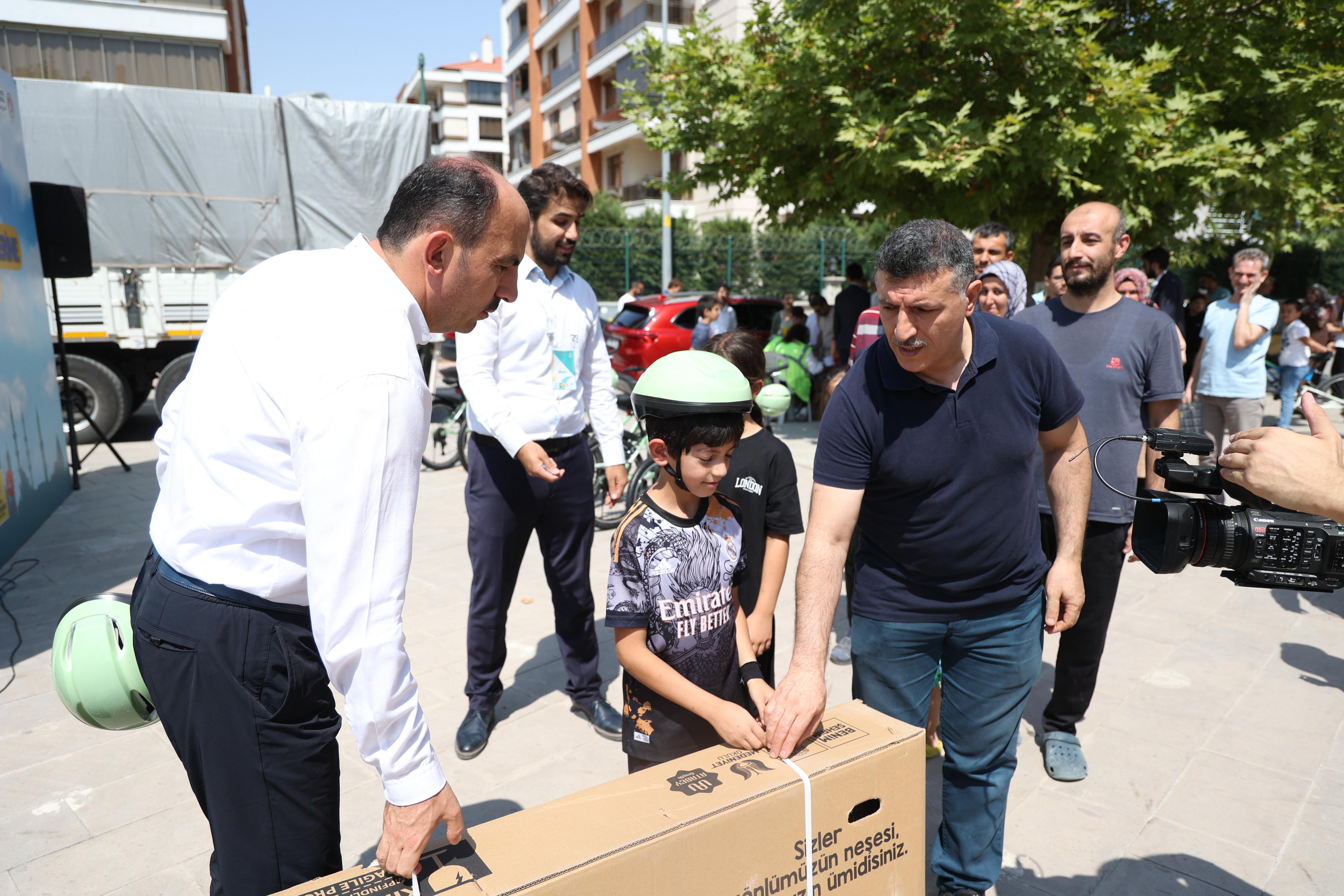 BAŞKAN ALTAY “GÜLE OYNAYA CAMİYE GEL” PROJESİNDE ÇOCUKLARIN SEVİNCİNE EŞLİK ETTİ
