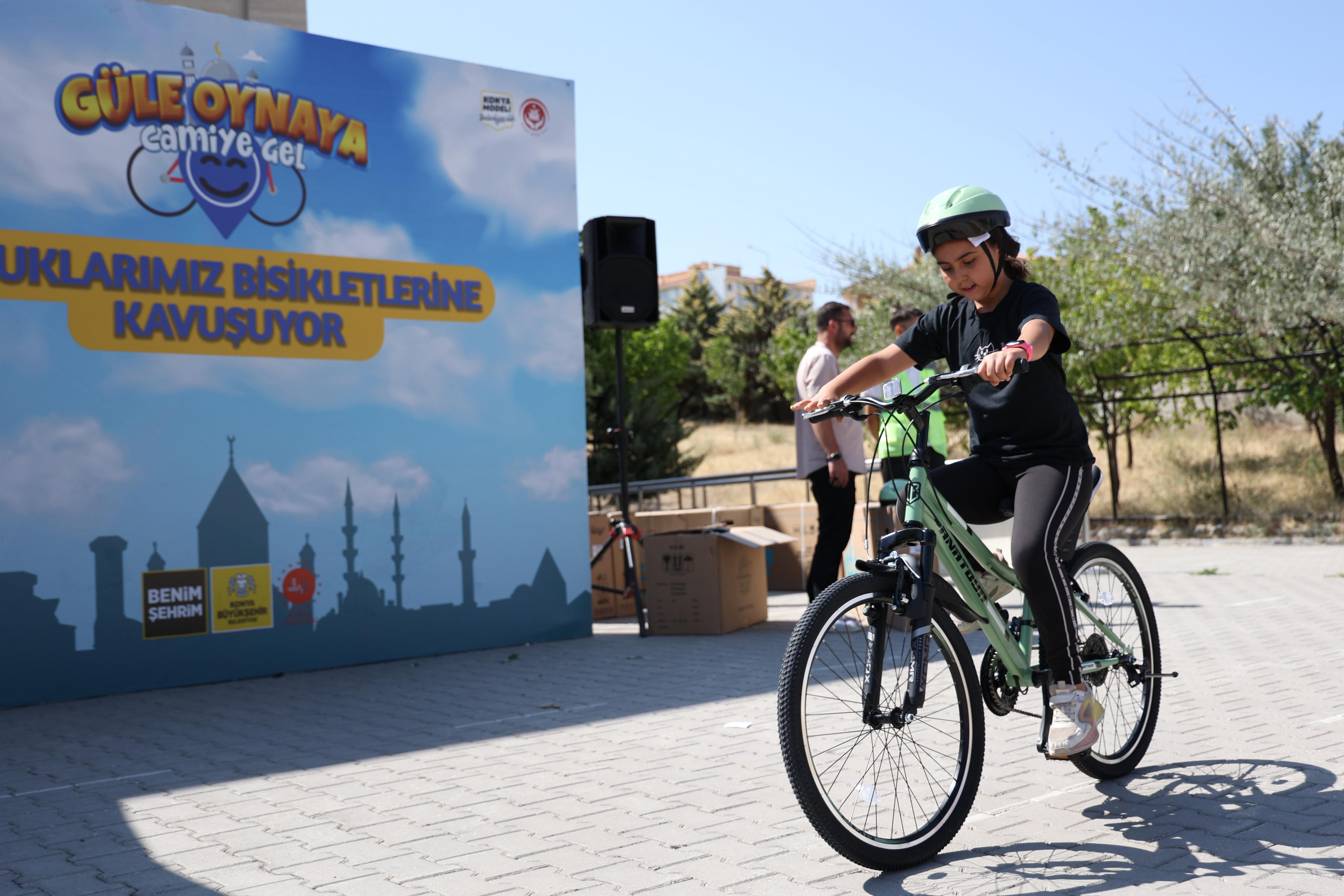“GÜLE OYNAYA CAMİYE GEL” PROJESİ KAPSAMINDA ÇOCUKLAR BİSİKLETLERİNE KAVUŞMAYA DEVAM EDİYOR