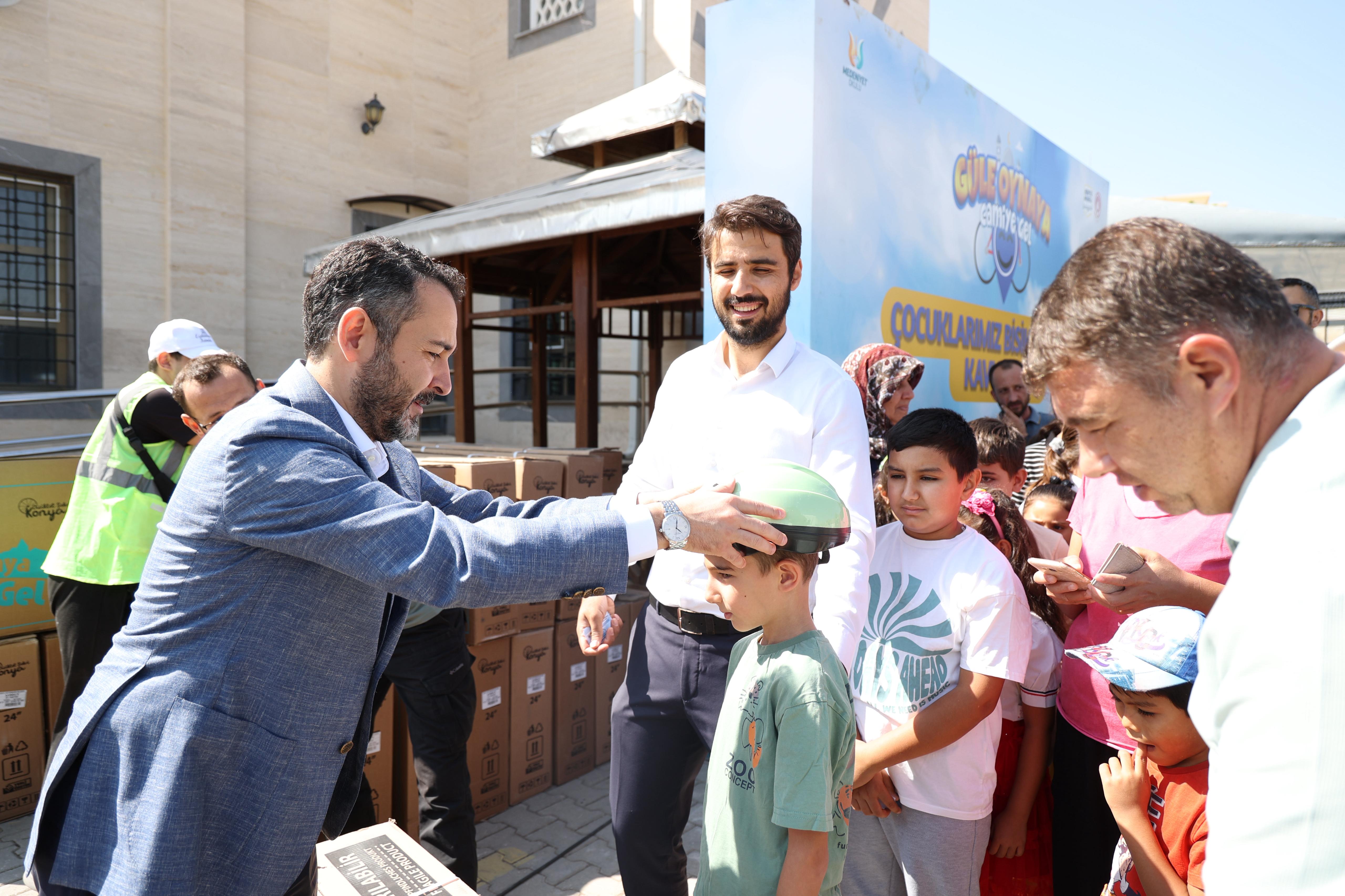 “GÜLE OYNAYA CAMİYE GEL” PROJESİ KAPSAMINDA ÇOCUKLAR BİSİKLETLERİNE KAVUŞMAYA DEVAM EDİYOR