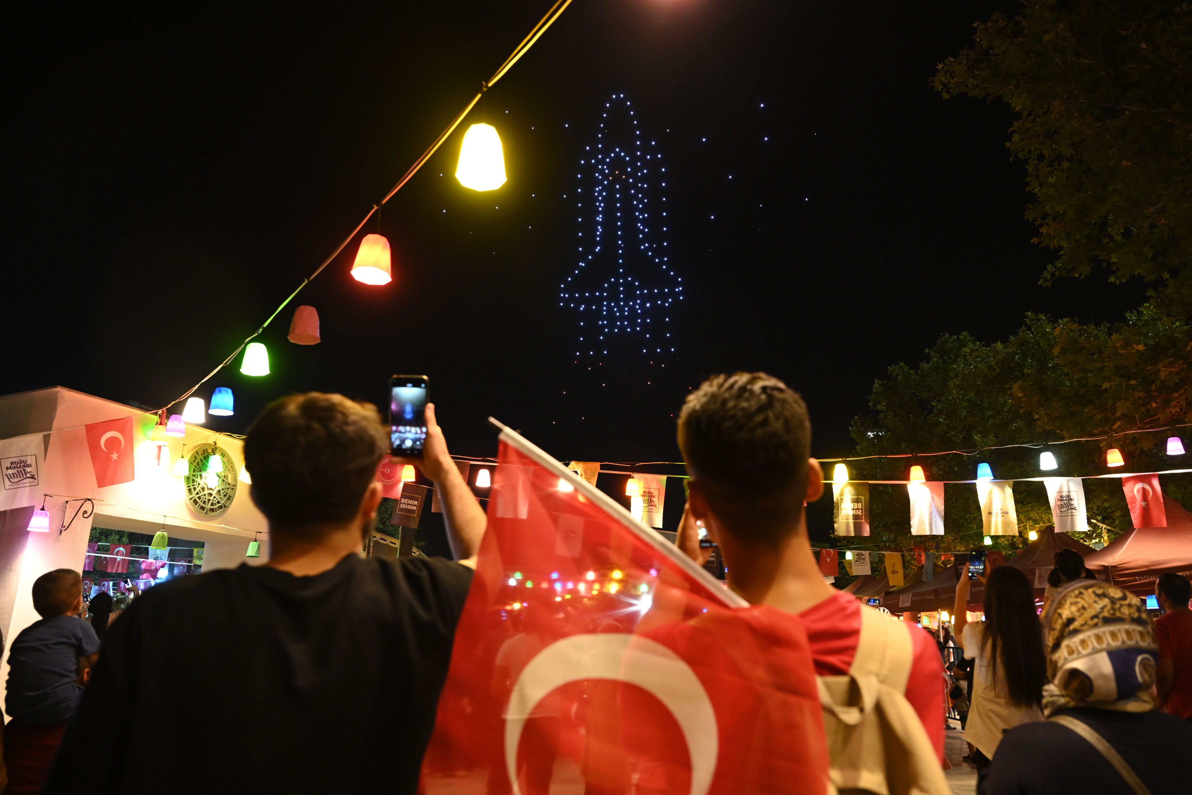 KONYA BÜYÜKŞEHİR 30 AĞUSTOS ZAFER BAYRAMI’NA ÖZEL 250 DRON İLE IŞIK GÖSTERİSİ GERÇEKLEŞTİRDİ