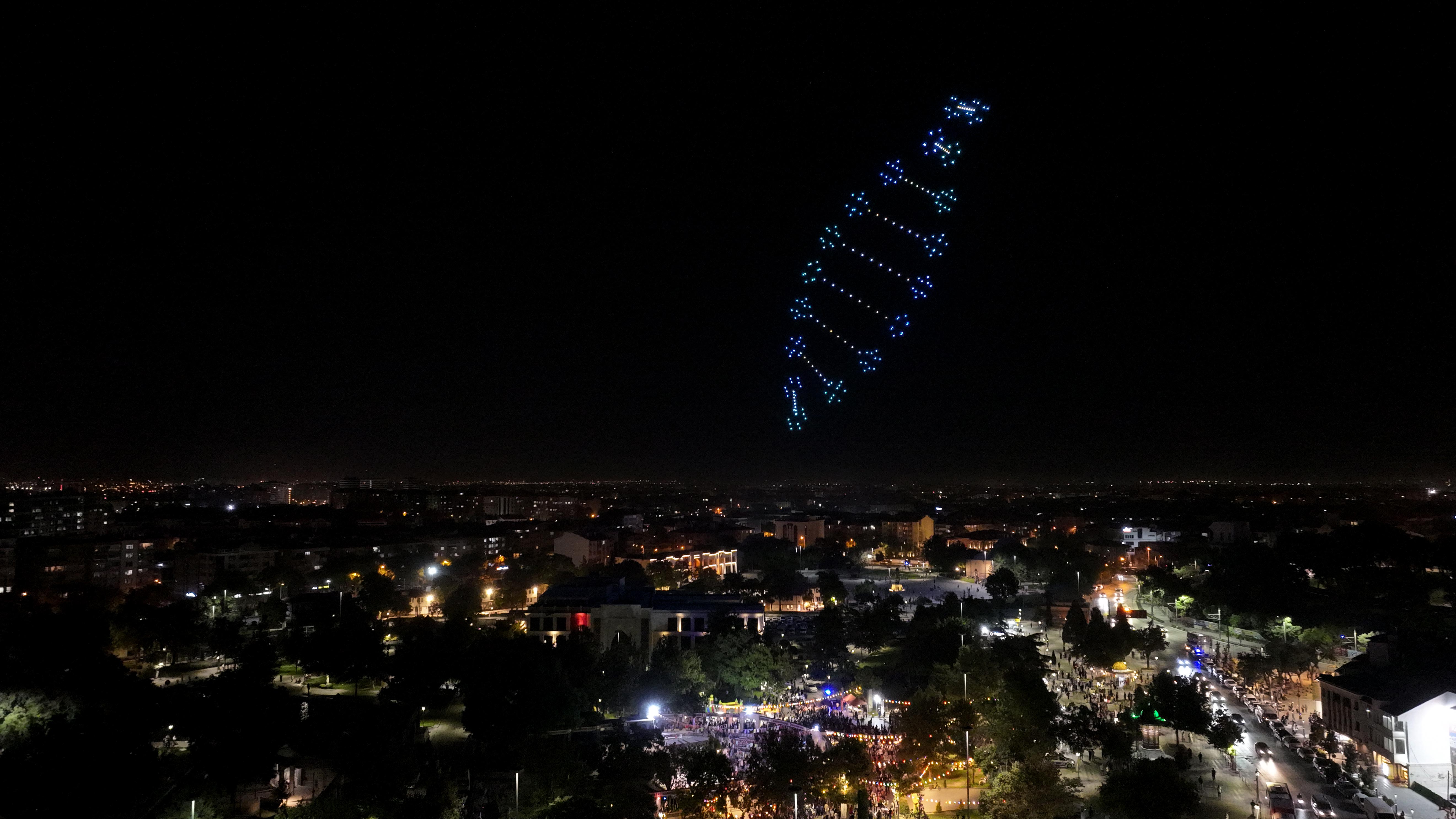 KONYA BÜYÜKŞEHİR 30 AĞUSTOS ZAFER BAYRAMI’NA ÖZEL 250 DRON İLE IŞIK GÖSTERİSİ GERÇEKLEŞTİRDİ