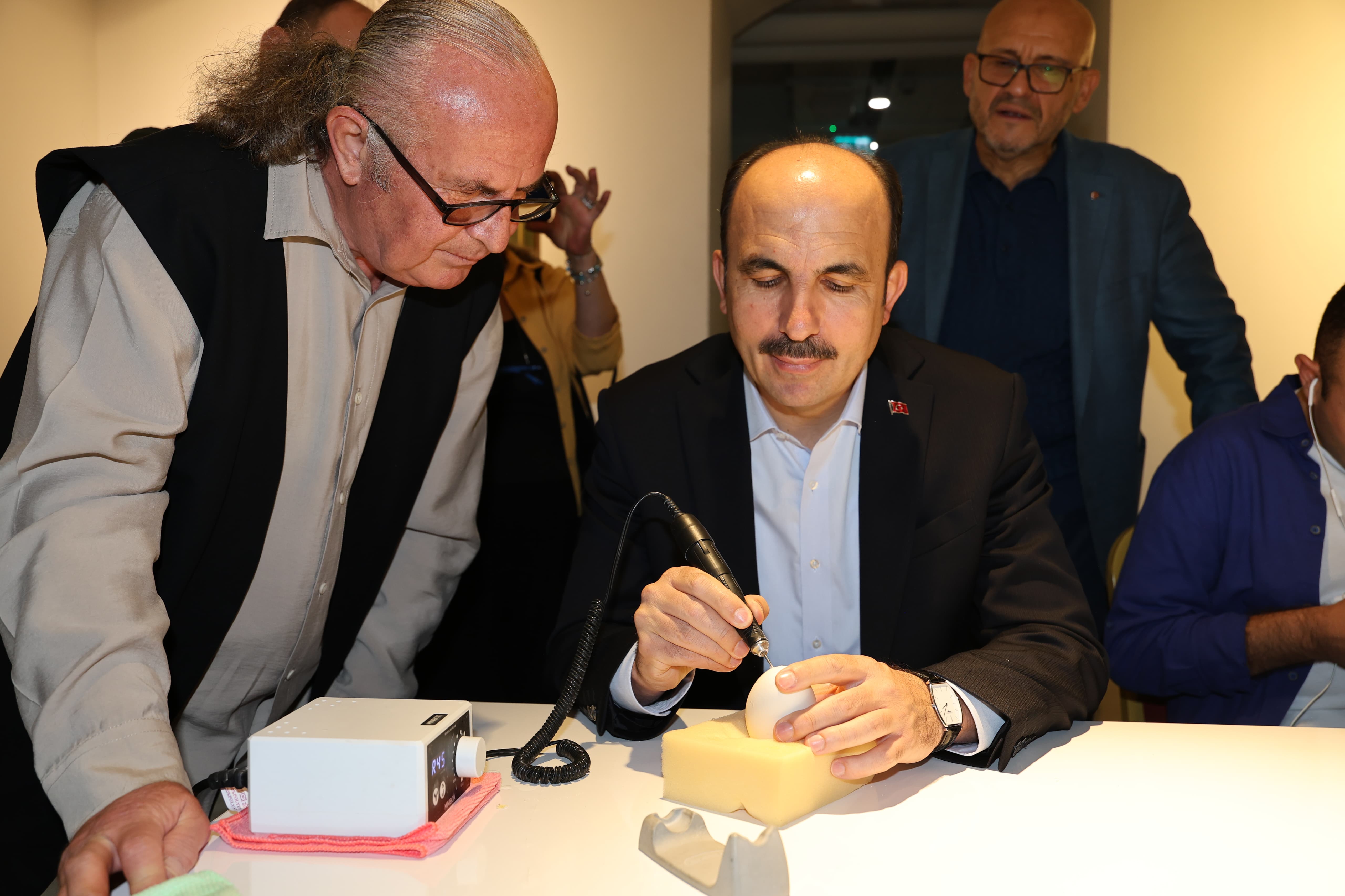 KONYA BÜYÜKŞEHİR’İN “NARİNDEN NAZENİNE; SANATIN ZARAFETİ” SERGİSİ SANATSEVERLERİ BEKLİYOR