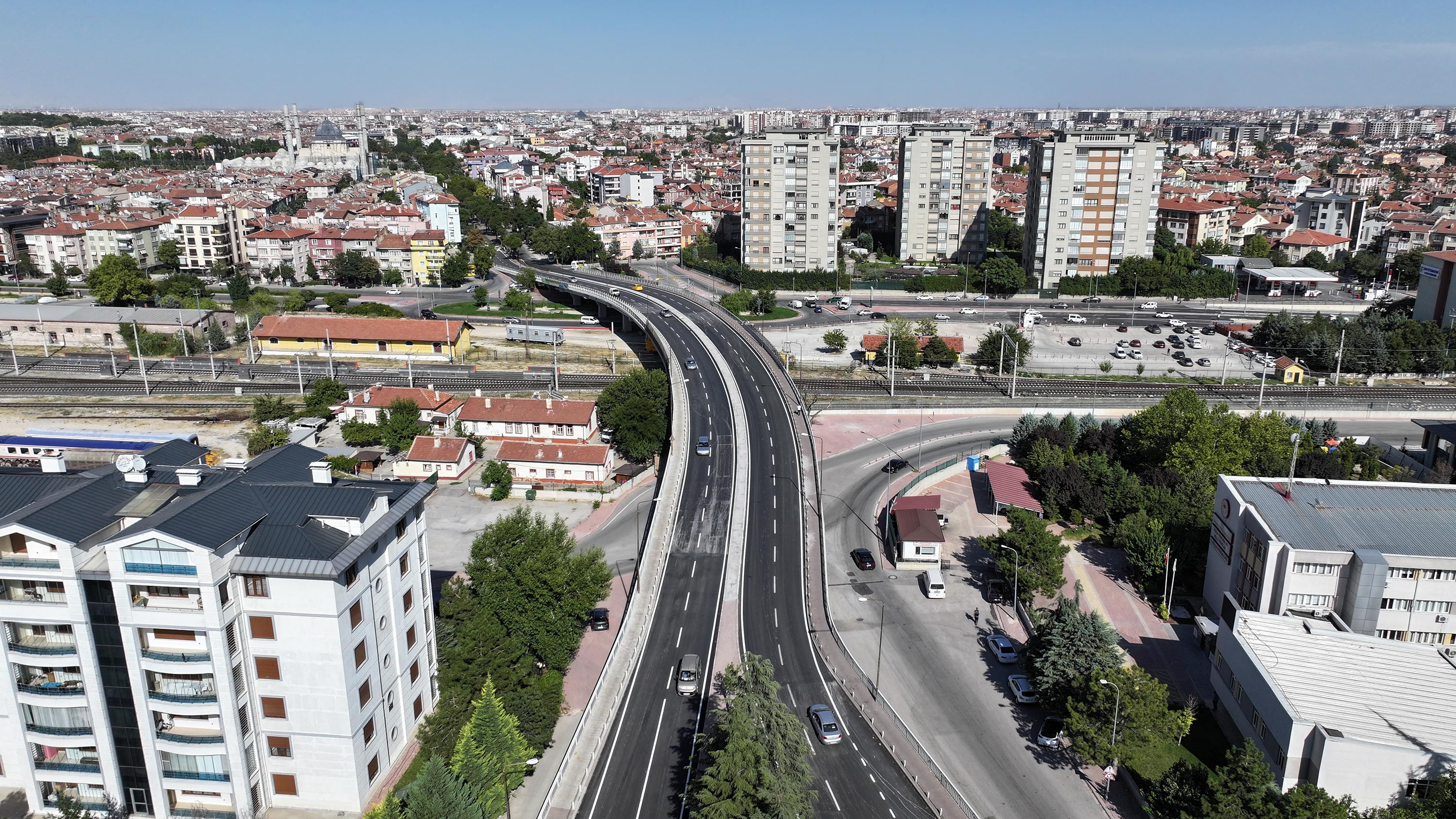 AHMET ÖKSÜZ ÜST GEÇİDİ’NİN ASFALTI YENİLENDİ