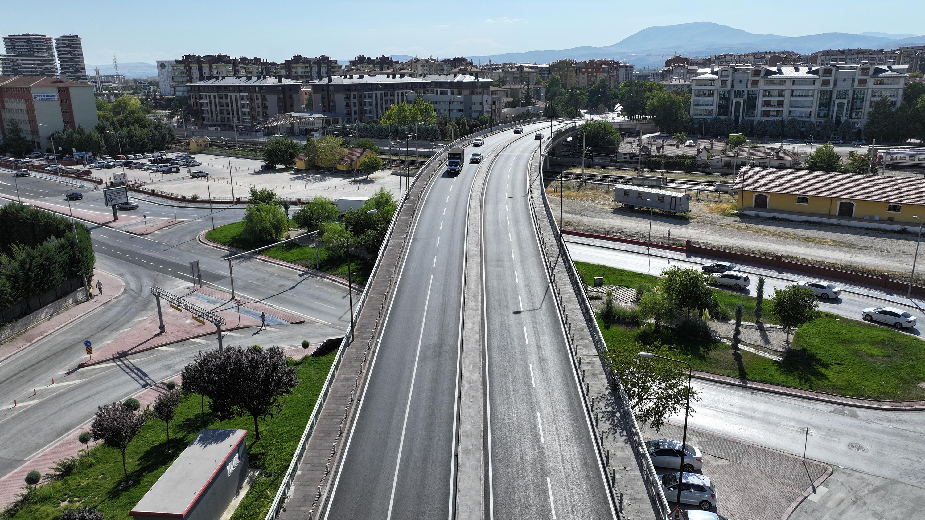 AHMET ÖKSÜZ ÜST GEÇİDİ’NİN ASFALTI YENİLENDİ