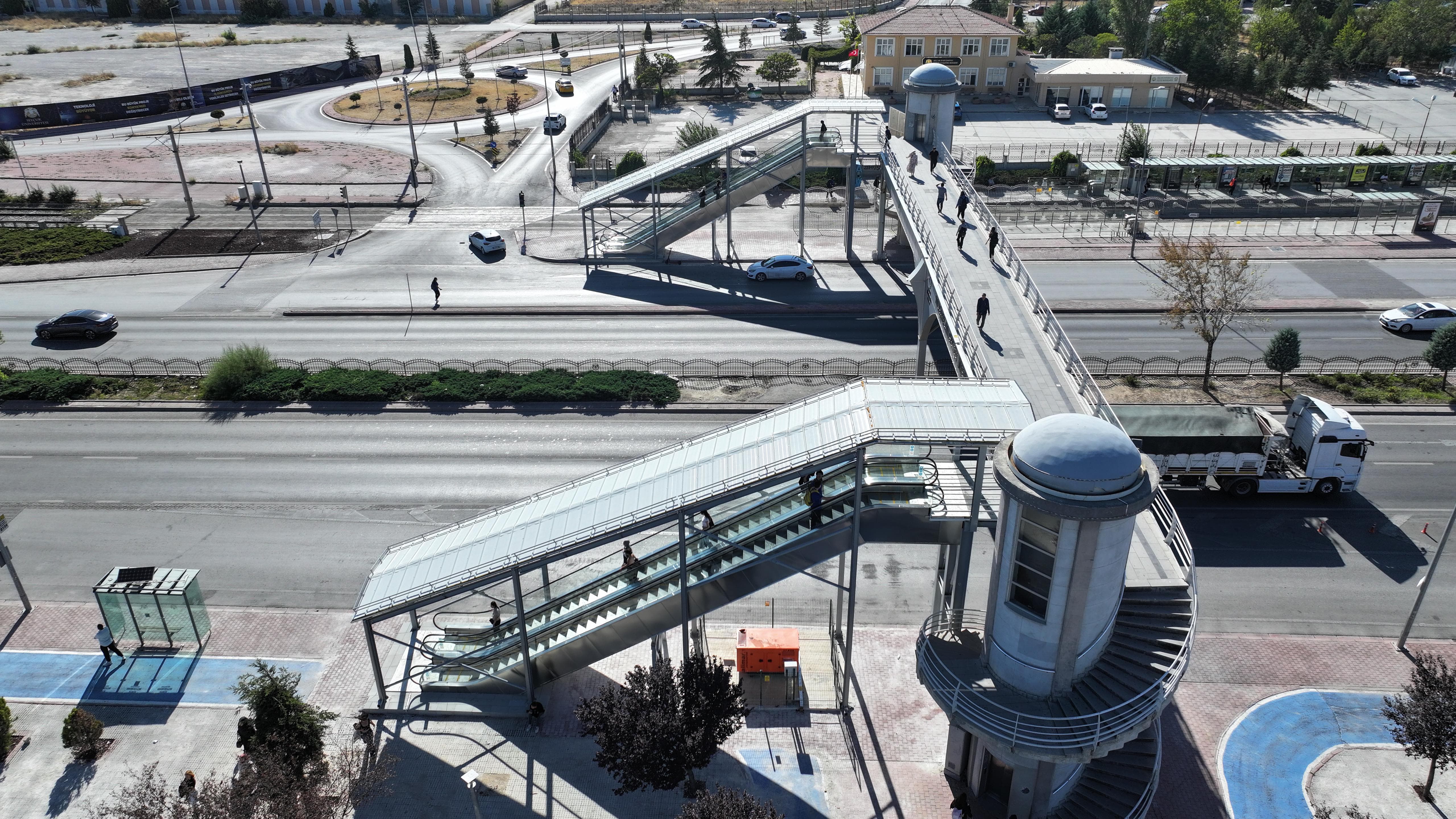 KONYA BÜYÜKŞEHİR, ÜNİVERSİTE ÖĞRENCİLERİNİN YOĞUN KULLANDIĞI YAYA ÜST GEÇİDİNE YÜRÜYEN MERDİVEN KAZANDIRDI