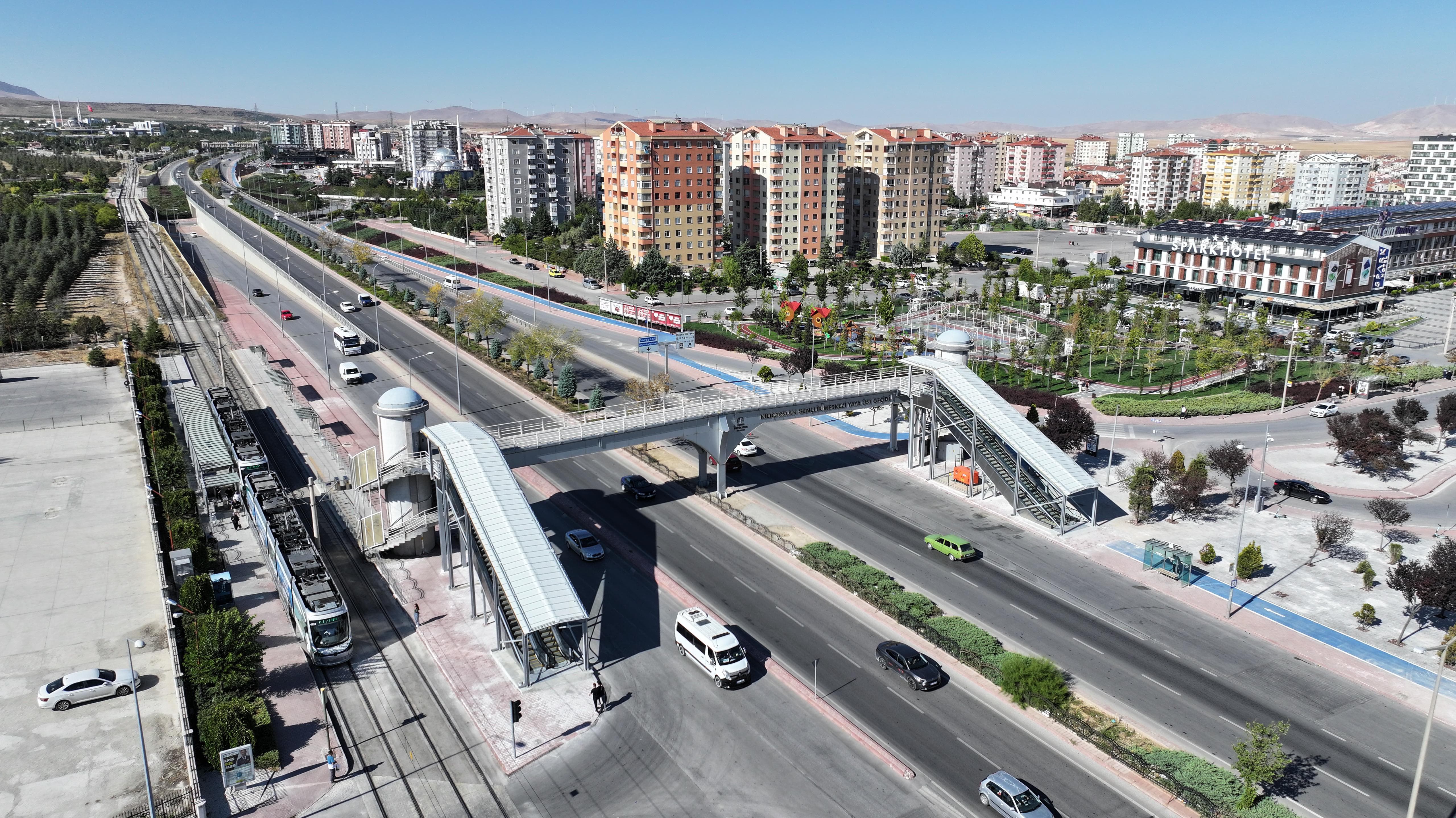 KONYA BÜYÜKŞEHİR, ÜNİVERSİTE ÖĞRENCİLERİNİN YOĞUN KULLANDIĞI YAYA ÜST GEÇİDİNE YÜRÜYEN MERDİVEN KAZANDIRDI
