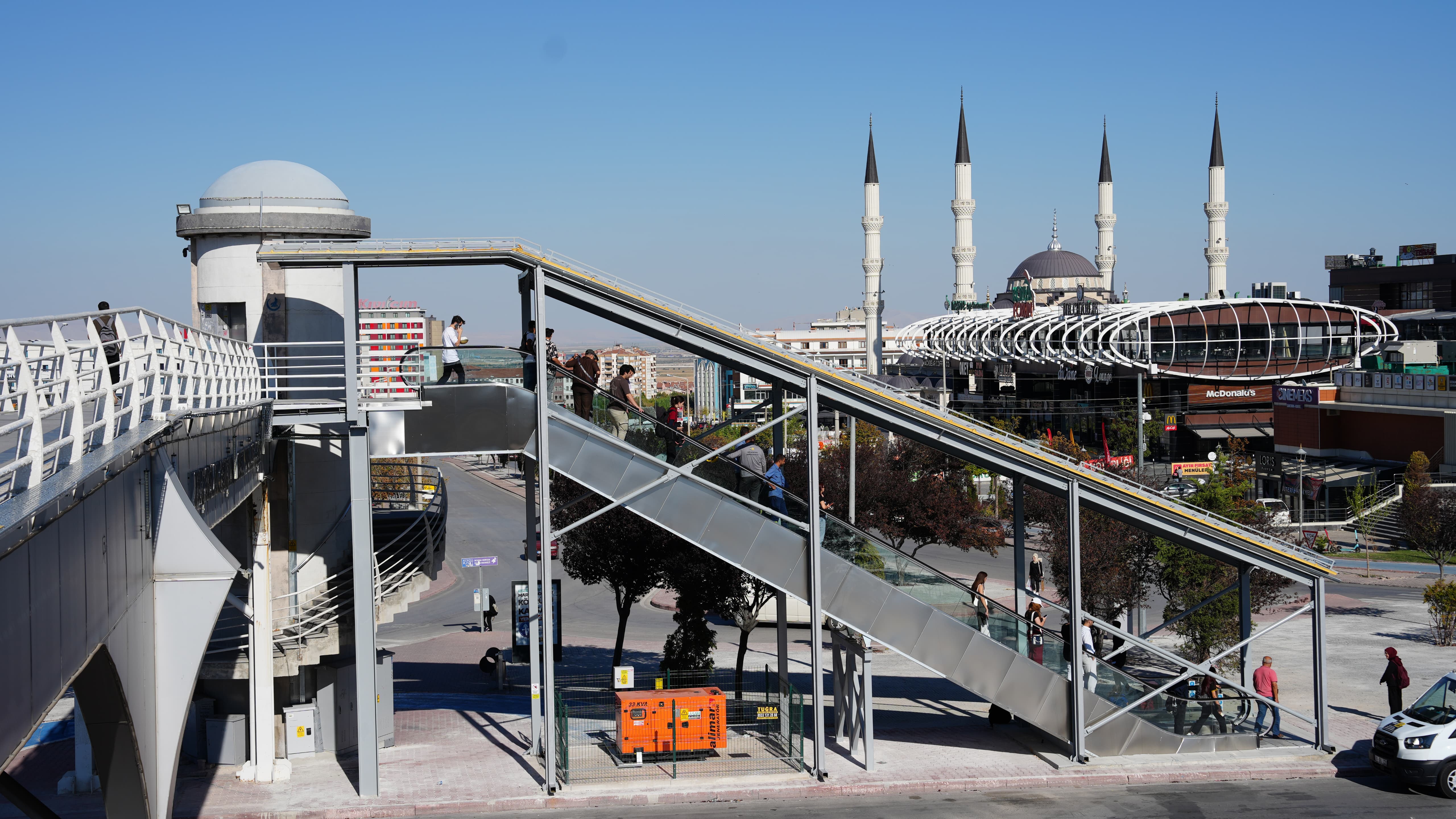 KONYA BÜYÜKŞEHİR, ÜNİVERSİTE ÖĞRENCİLERİNİN YOĞUN KULLANDIĞI YAYA ÜST GEÇİDİNE YÜRÜYEN MERDİVEN KAZANDIRDI