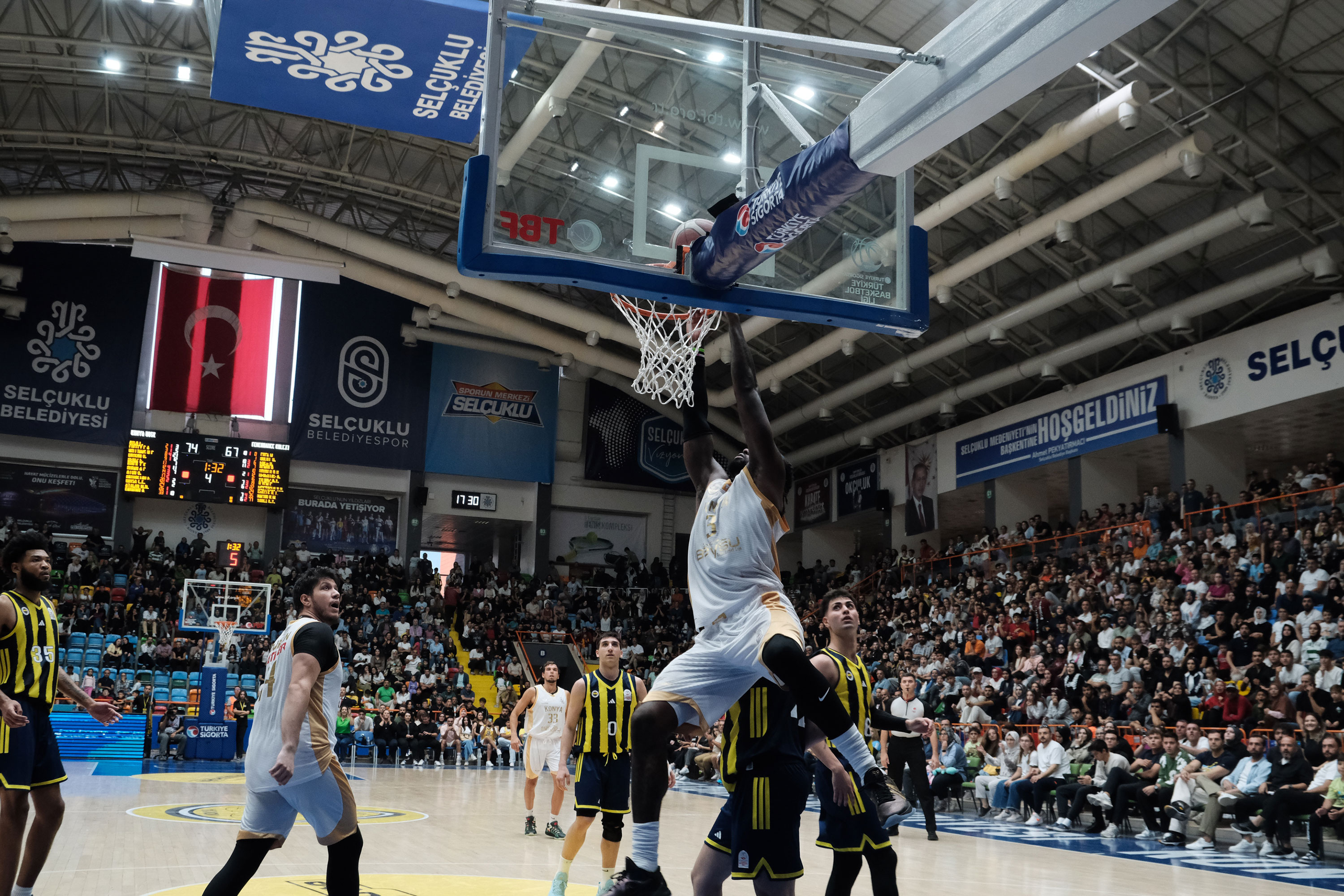 KONYA BÜYÜKŞEHİR SEZONU FENERBAHÇE KOLEJİ GALİBİYETİYLE AÇTI