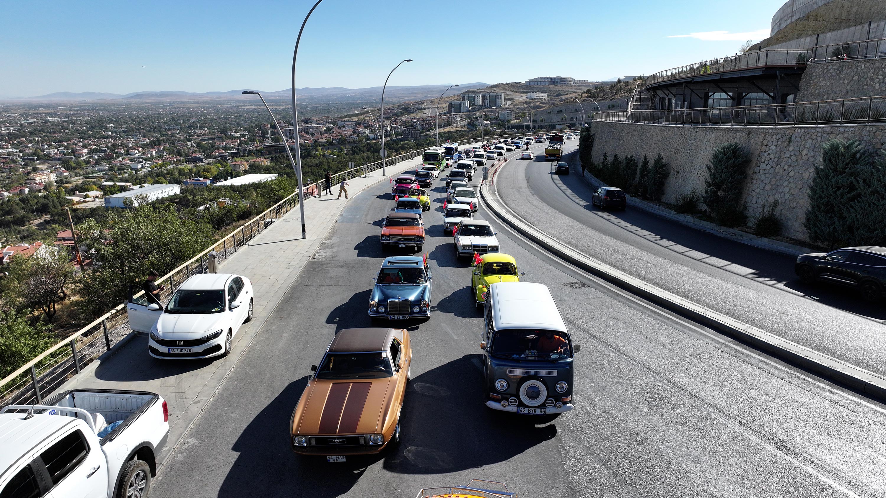 KONYA BÜYÜKŞEHİR’DEN HUZUREVİ’NDEKİ BÜYÜKLERİMİZE KLASİK ARAÇLAR VE AÇIK HAVA SİNEMASIYLA NOSTALJİK SÜRPRİZ