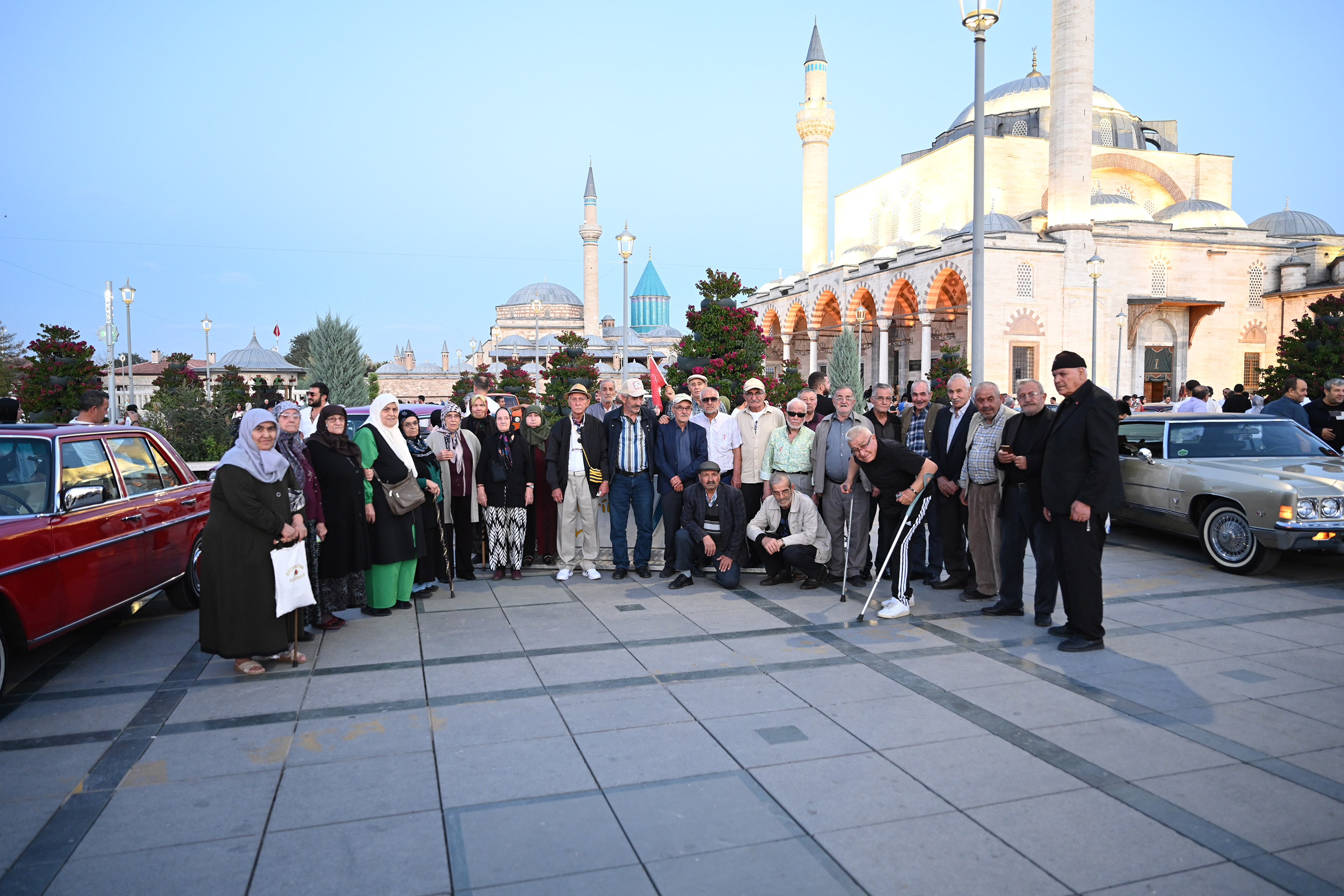 KONYA BÜYÜKŞEHİR’DEN HUZUREVİ’NDEKİ BÜYÜKLERİMİZE KLASİK ARAÇLAR VE AÇIK HAVA SİNEMASIYLA NOSTALJİK SÜRPRİZ