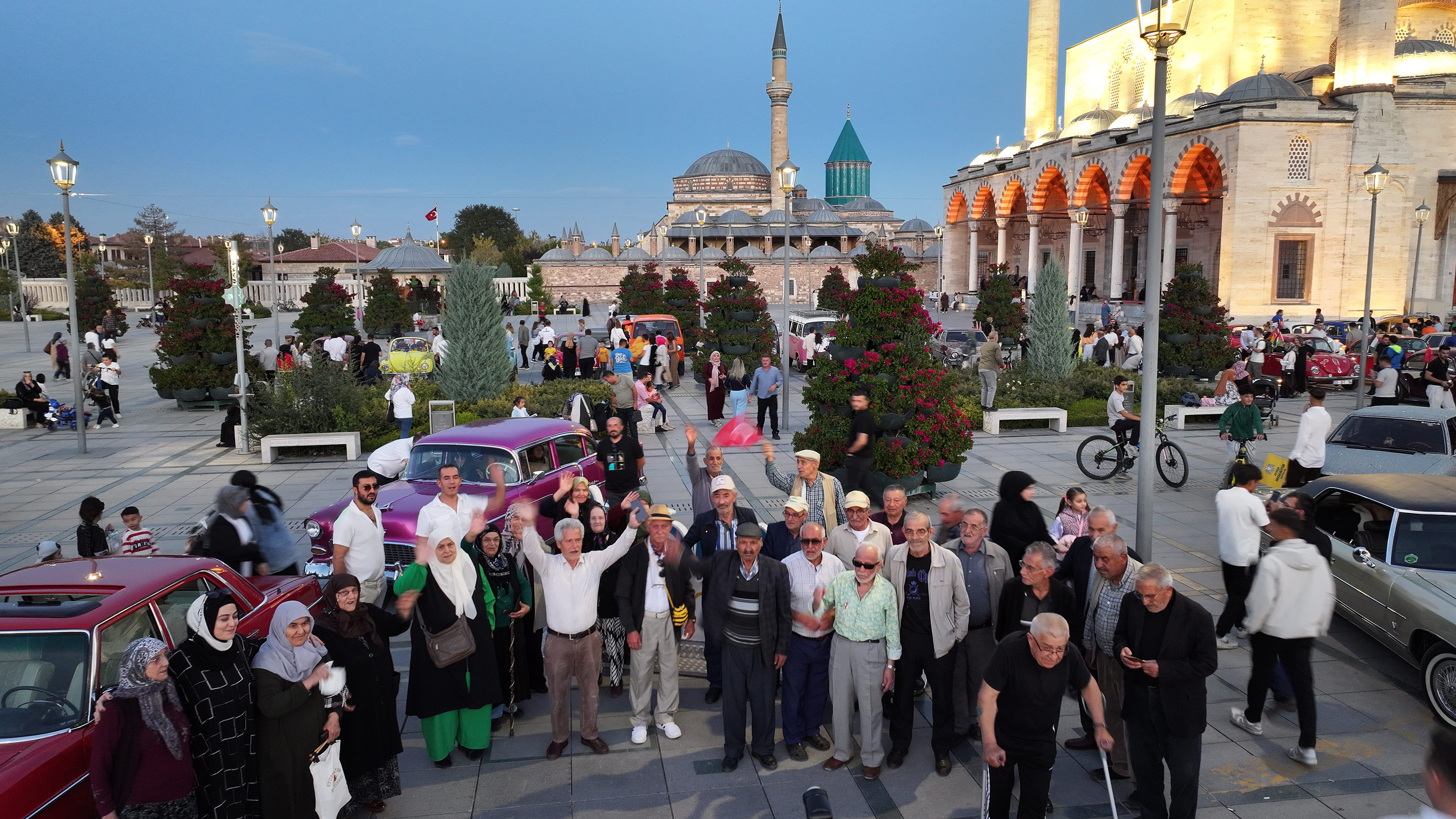 KONYA BÜYÜKŞEHİR’DEN HUZUREVİ’NDEKİ BÜYÜKLERİMİZE KLASİK ARAÇLAR VE AÇIK HAVA SİNEMASIYLA NOSTALJİK SÜRPRİZ