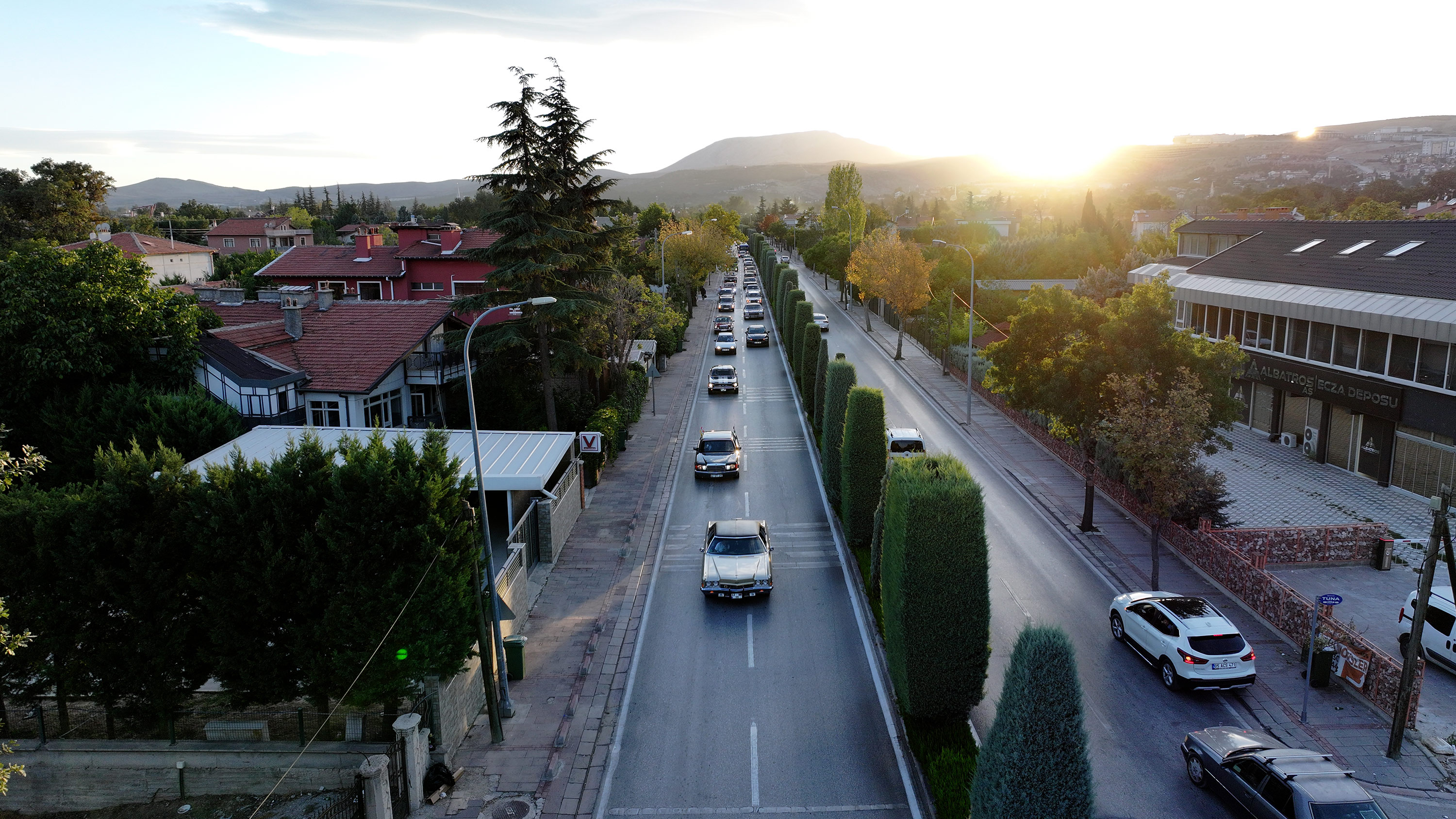 KONYA BÜYÜKŞEHİR’DEN HUZUREVİ’NDEKİ BÜYÜKLERİMİZE KLASİK ARAÇLAR VE AÇIK HAVA SİNEMASIYLA NOSTALJİK SÜRPRİZ