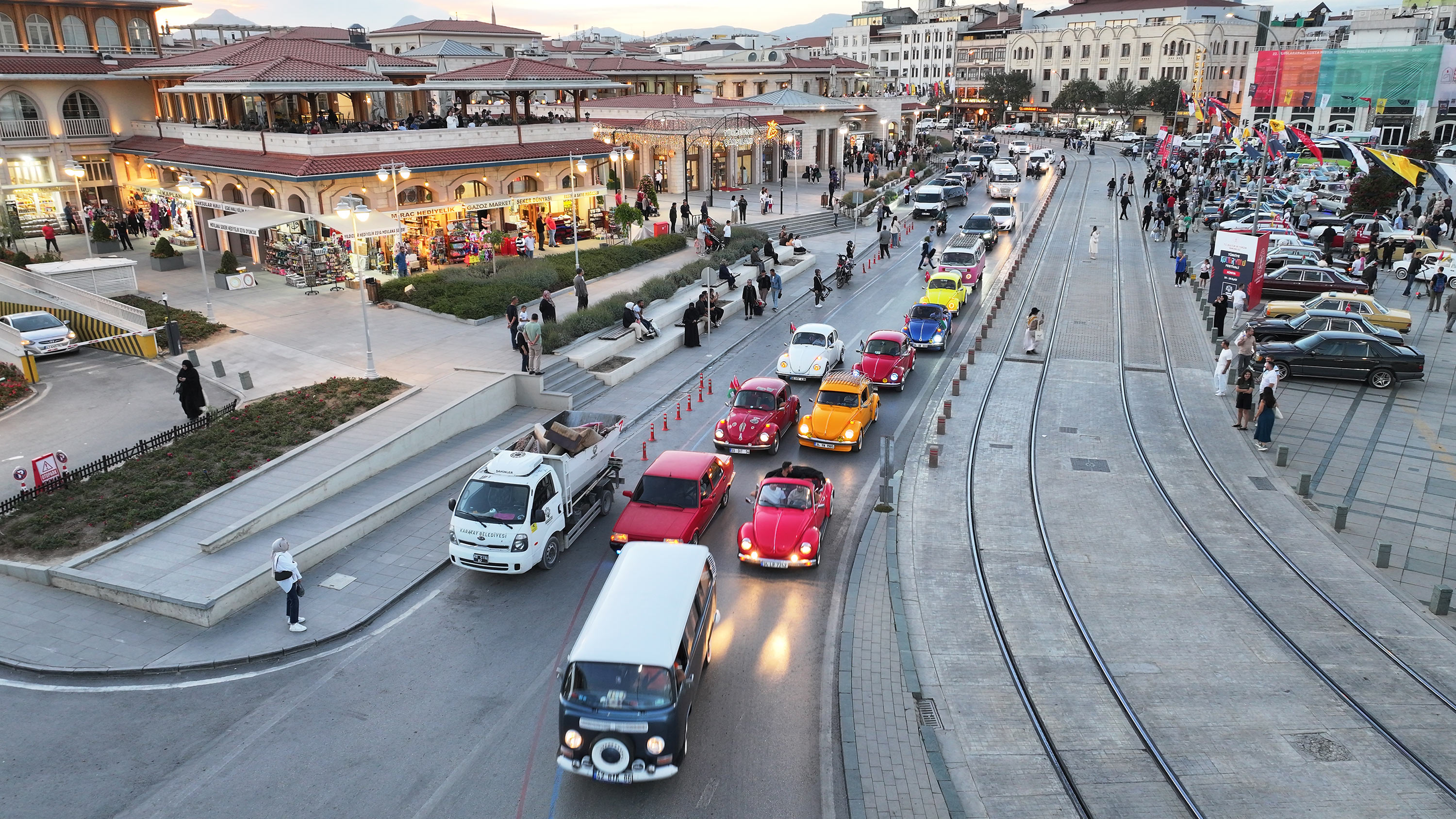 KONYA BÜYÜKŞEHİR’DEN HUZUREVİ’NDEKİ BÜYÜKLERİMİZE KLASİK ARAÇLAR VE AÇIK HAVA SİNEMASIYLA NOSTALJİK SÜRPRİZ