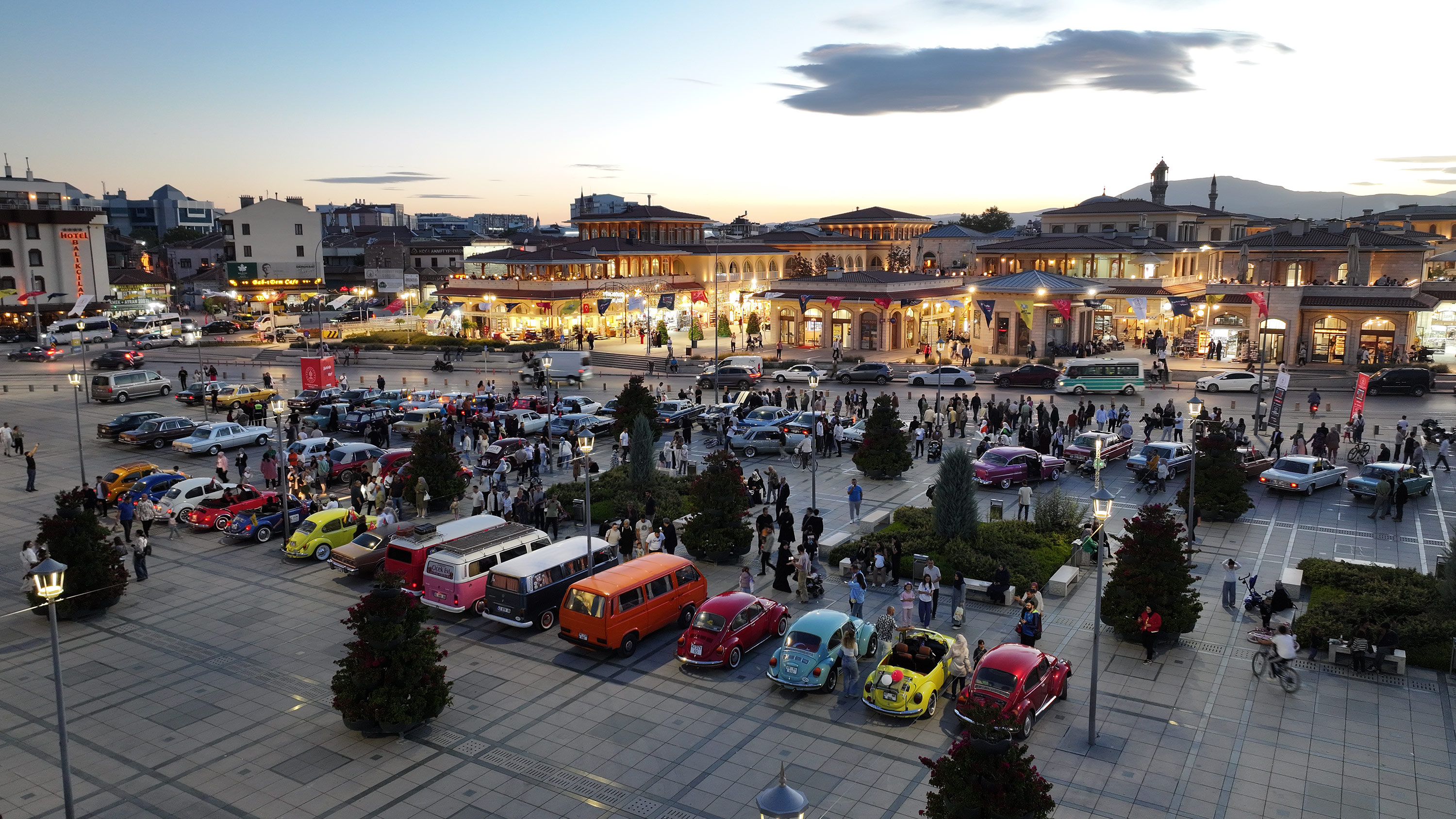 KONYA BÜYÜKŞEHİR’DEN HUZUREVİ’NDEKİ BÜYÜKLERİMİZE KLASİK ARAÇLAR VE AÇIK HAVA SİNEMASIYLA NOSTALJİK SÜRPRİZ