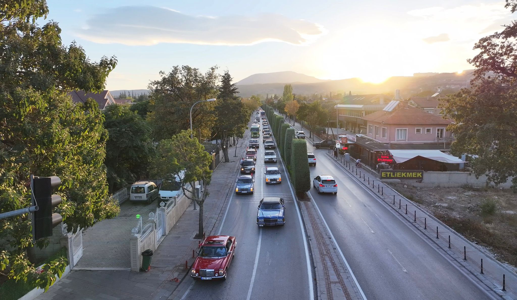 KONYA BÜYÜKŞEHİR’DEN HUZUREVİ’NDEKİ BÜYÜKLERİMİZE KLASİK ARAÇLAR VE AÇIK HAVA SİNEMASIYLA NOSTALJİK SÜRPRİZ