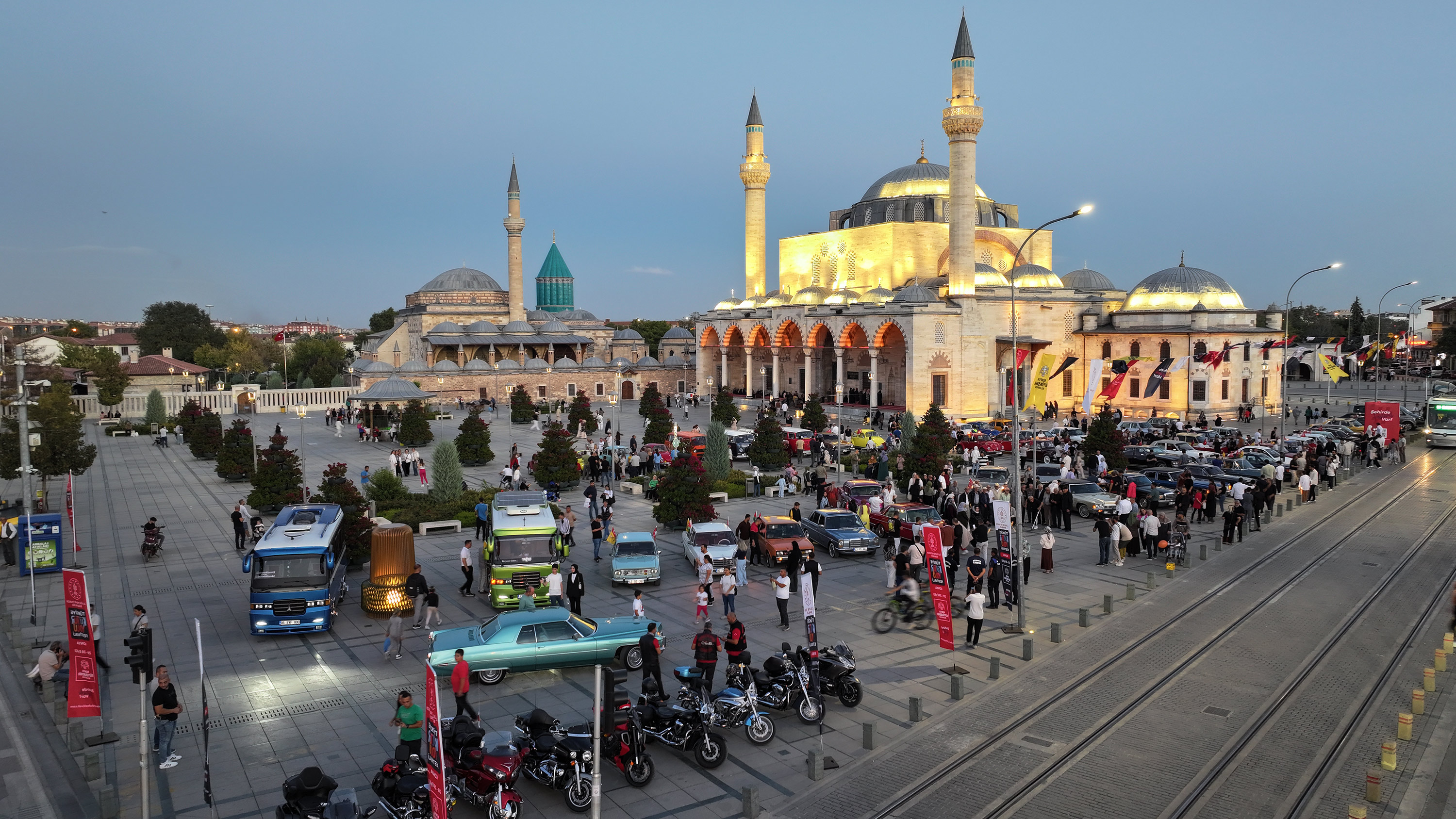 KONYA BÜYÜKŞEHİR’DEN HUZUREVİ’NDEKİ BÜYÜKLERİMİZE KLASİK ARAÇLAR VE AÇIK HAVA SİNEMASIYLA NOSTALJİK SÜRPRİZ