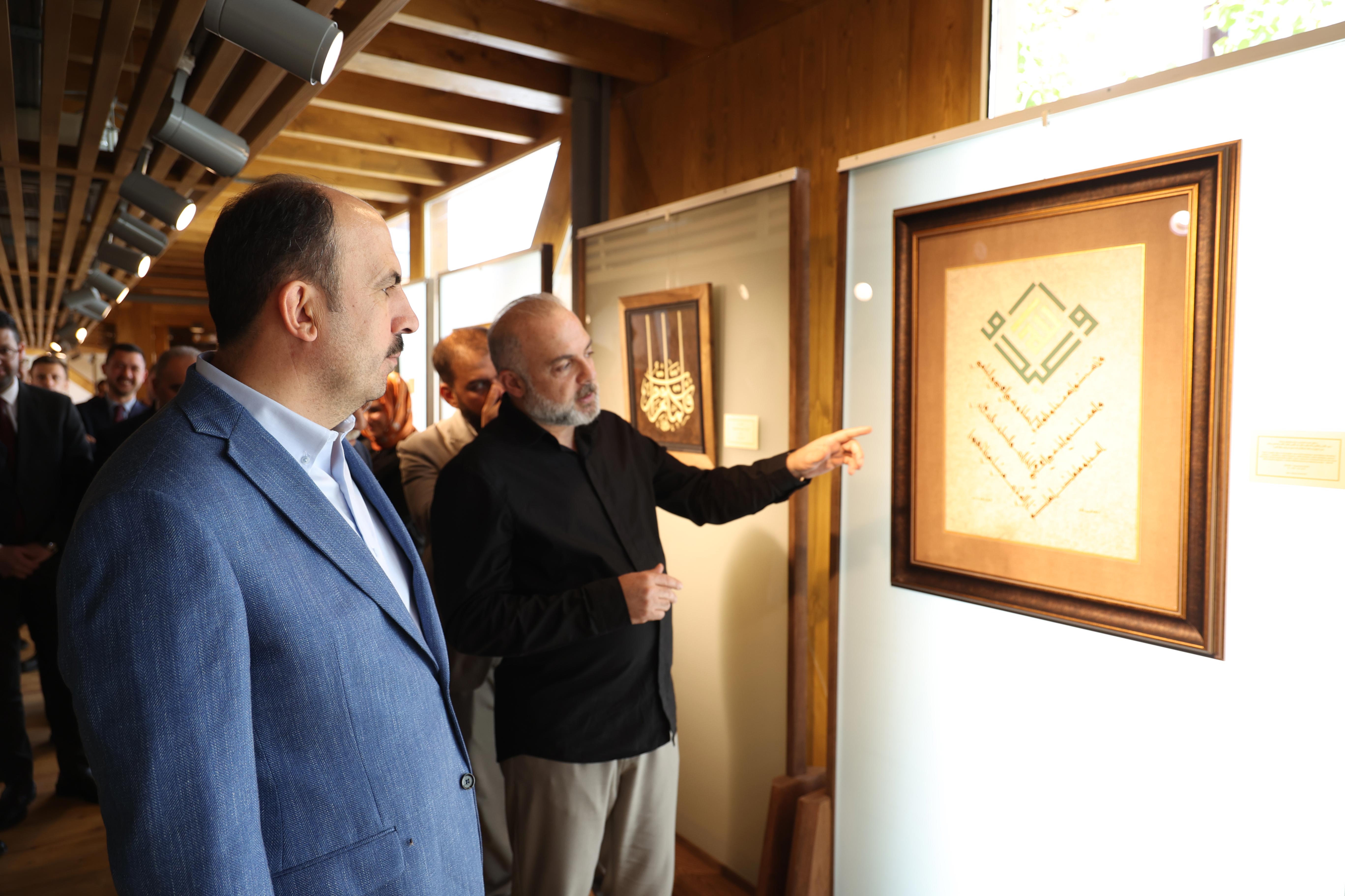 BAŞKAN ALTAY MEYDAN EVLERİ’NDE SERGİLERİ VE ESNAFI ZİYARET ETTİ