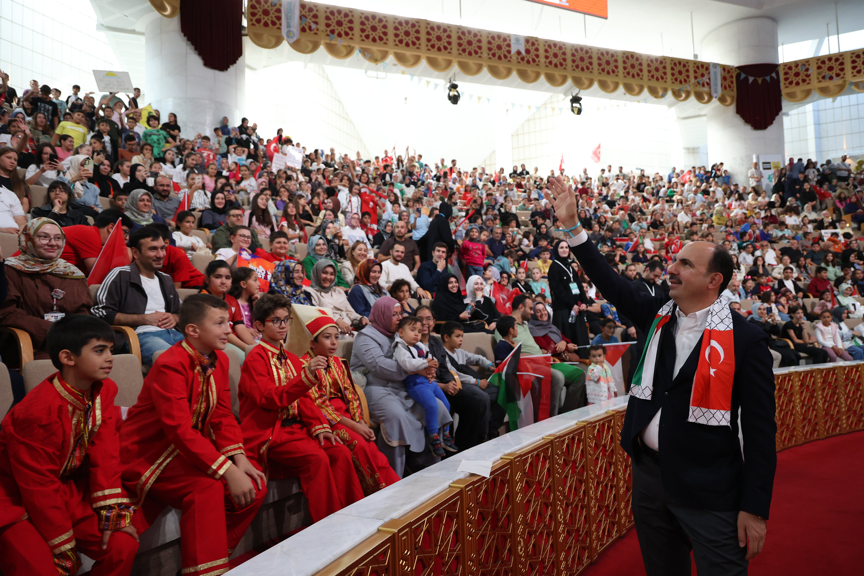 BİLGEHANE ÖĞRENCİLERİNE SESLENEN BAŞKAN ALTAY:  “HER DAİM HAKİKATİN YANINDA, ZALİMİN KARŞISINDA OLACAĞINIZA İNANCIM TAMDIR”