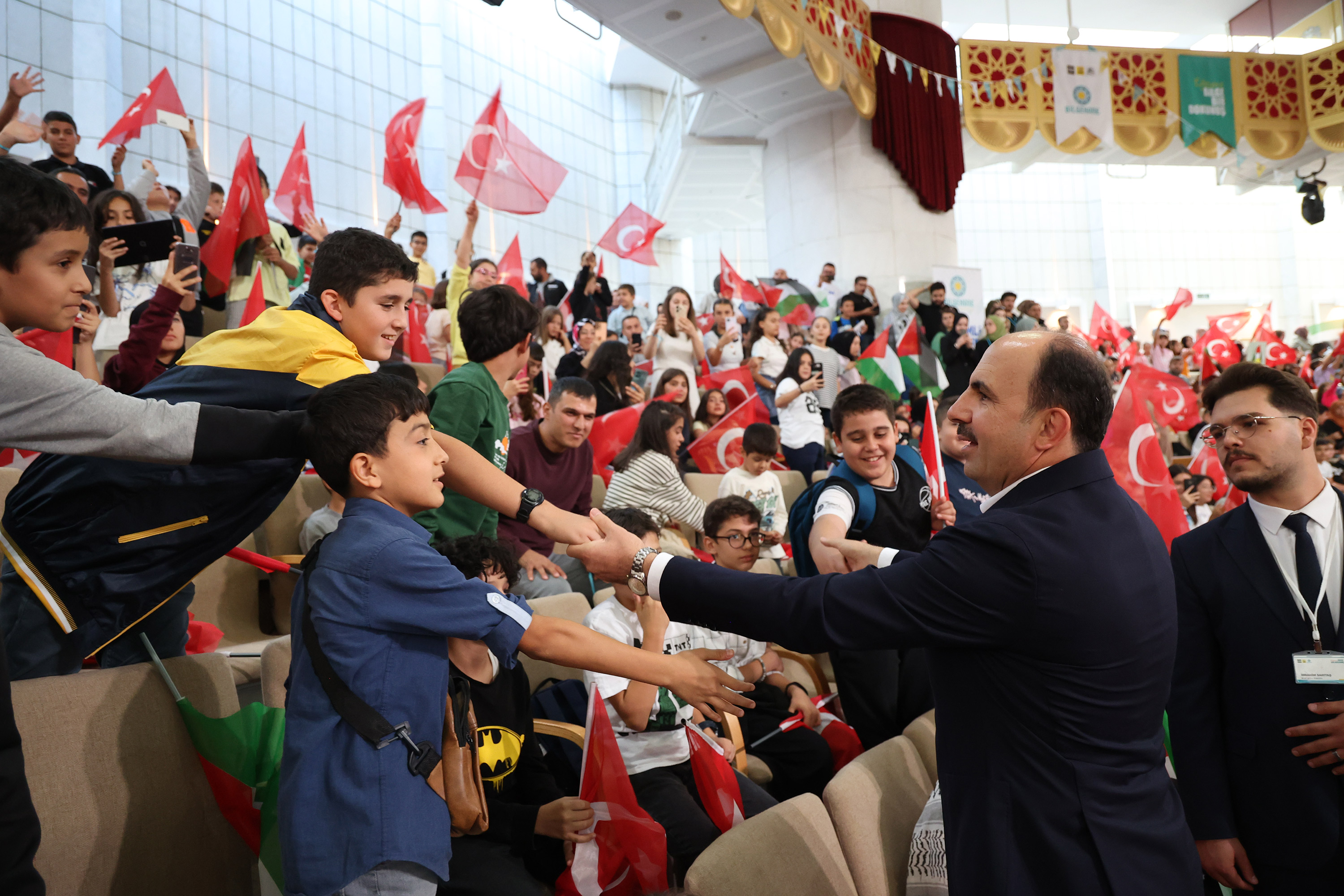 BİLGEHANE ÖĞRENCİLERİNE SESLENEN BAŞKAN ALTAY:  “HER DAİM HAKİKATİN YANINDA, ZALİMİN KARŞISINDA OLACAĞINIZA İNANCIM TAMDIR”