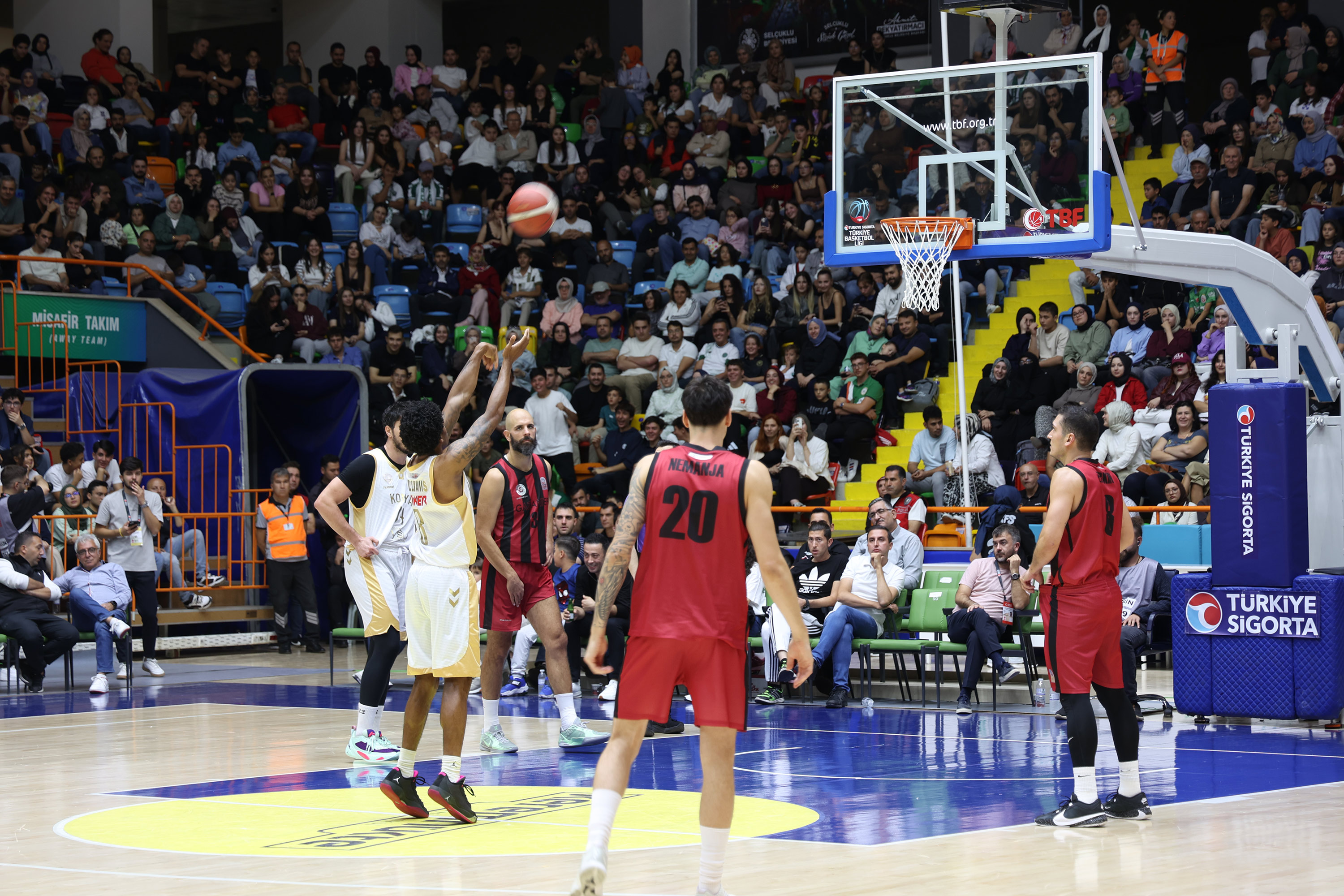BÜYÜKŞEHİR BELEDİYESPOR - GAZİANTEP BASKETBOL MAÇINDA GAZZE’YE DESTEK PANKARTI AÇILDI