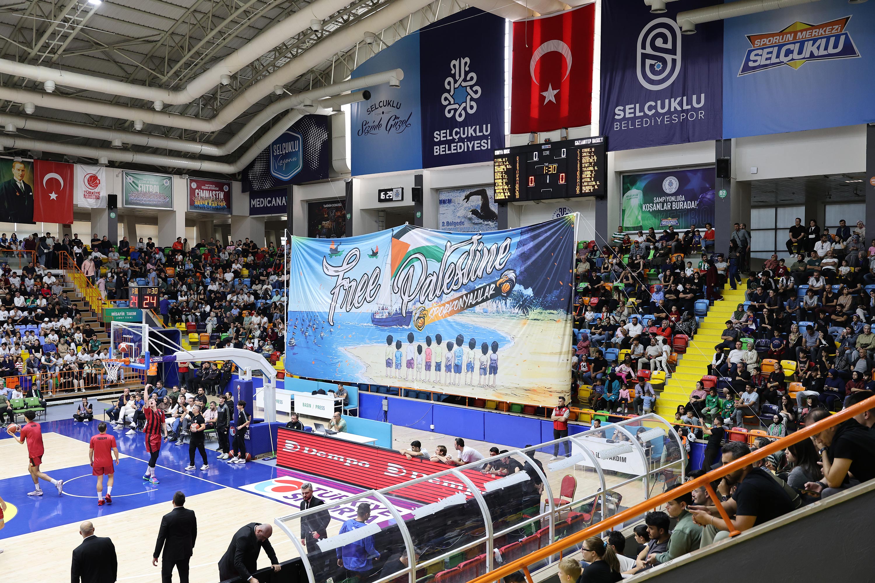 BÜYÜKŞEHİR BELEDİYESPOR - GAZİANTEP BASKETBOL MAÇINDA GAZZE’YE DESTEK PANKARTI AÇILDI