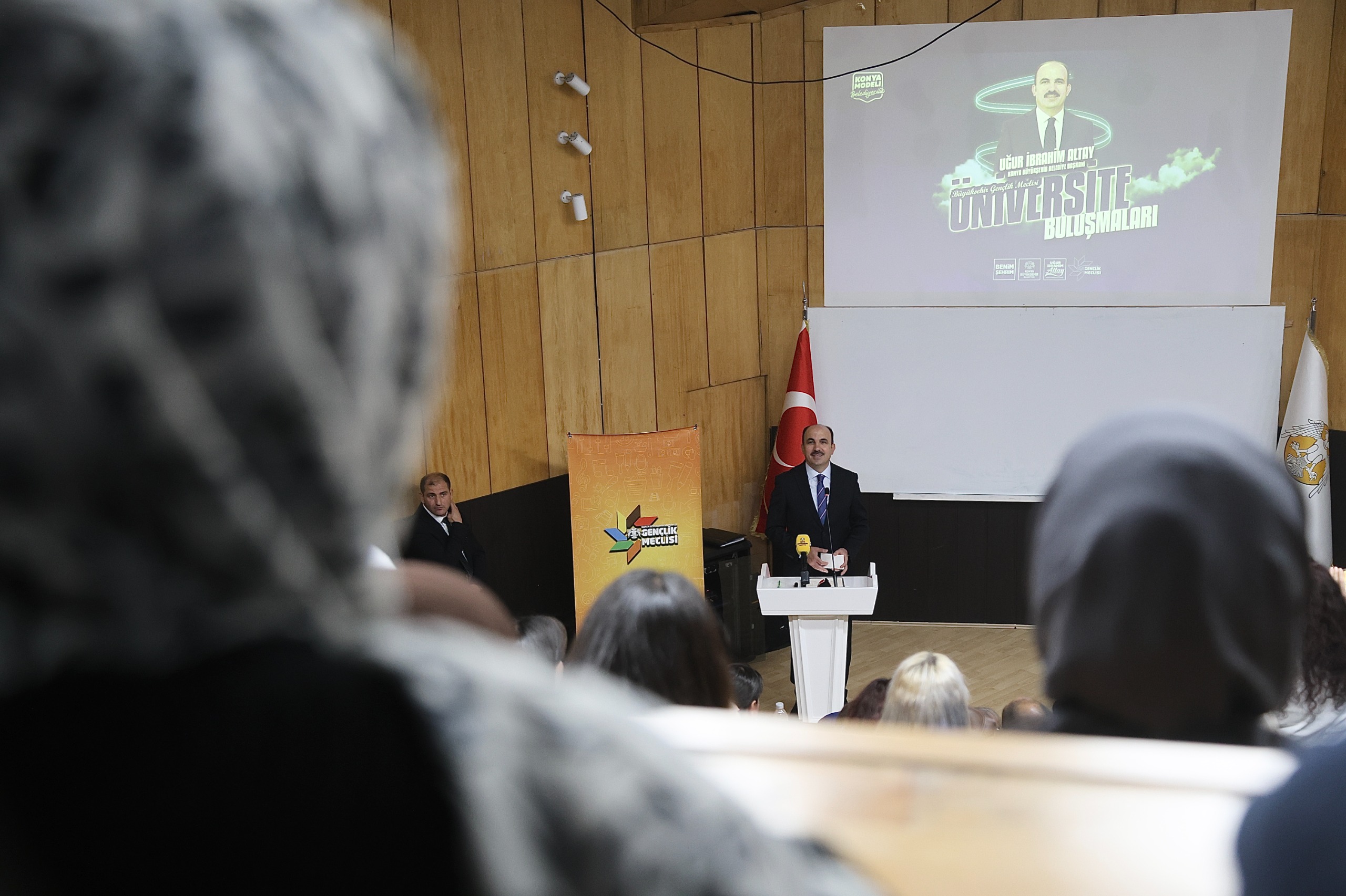 BAŞKAN ALTAY SÜ EDEBİYAT FAKÜLTESİ ÖĞRENCİLERİYLE BULUŞTU