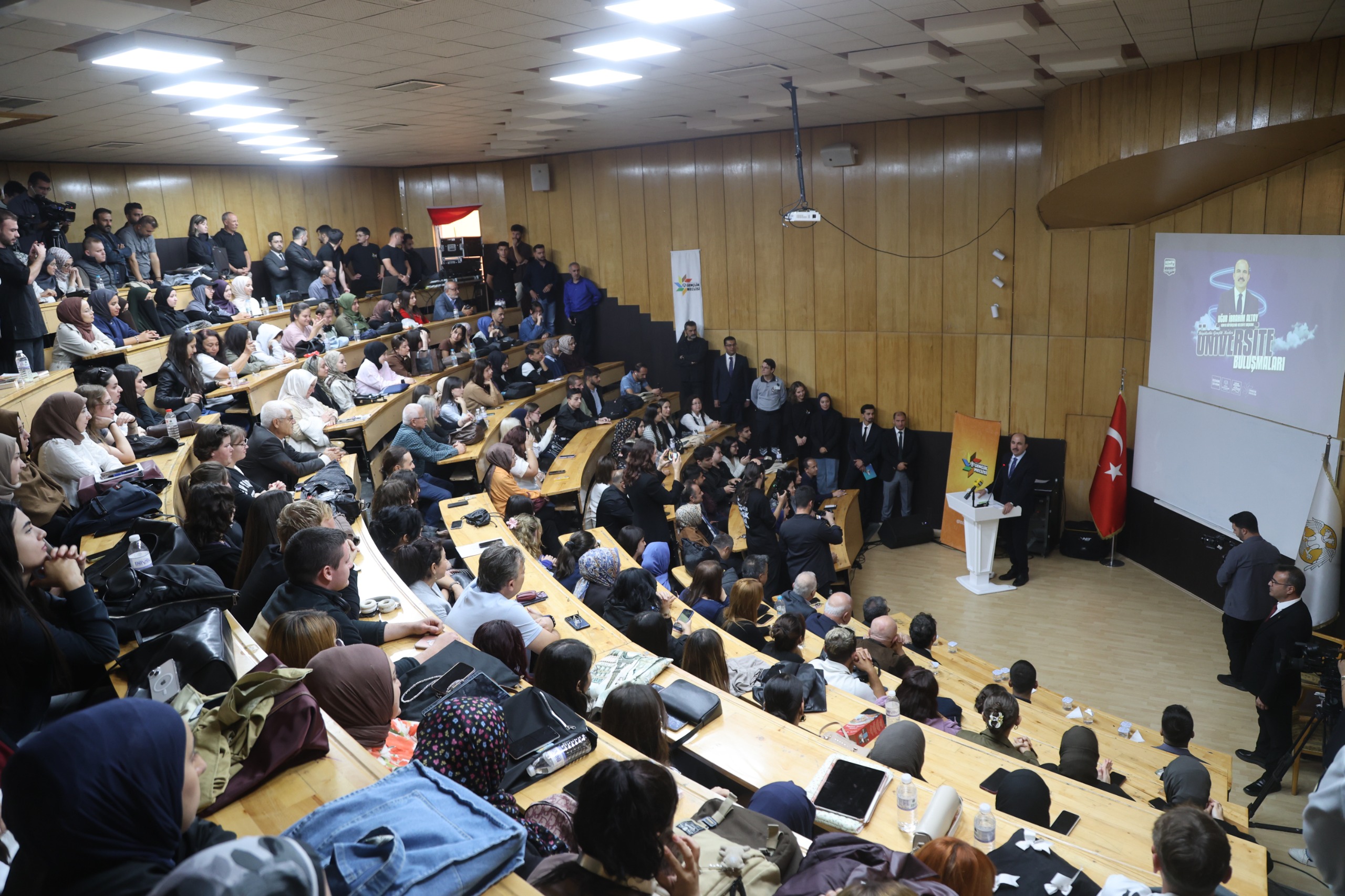 BAŞKAN ALTAY SÜ EDEBİYAT FAKÜLTESİ ÖĞRENCİLERİYLE BULUŞTU