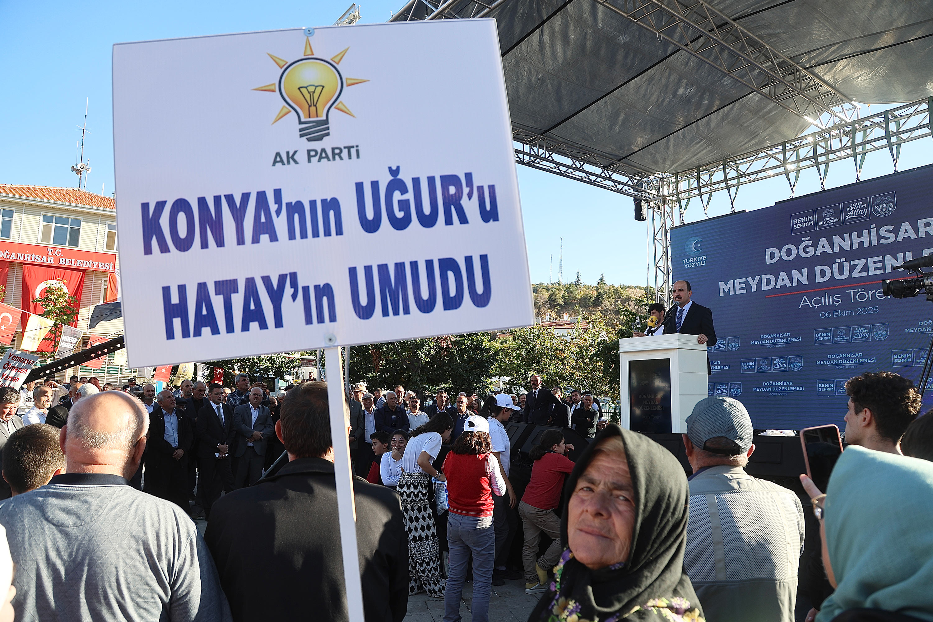 DOĞANHİSAR’A KAZANDIRILAN MEYDAN DÜZENLEMESİ HİZMETE AÇILDI