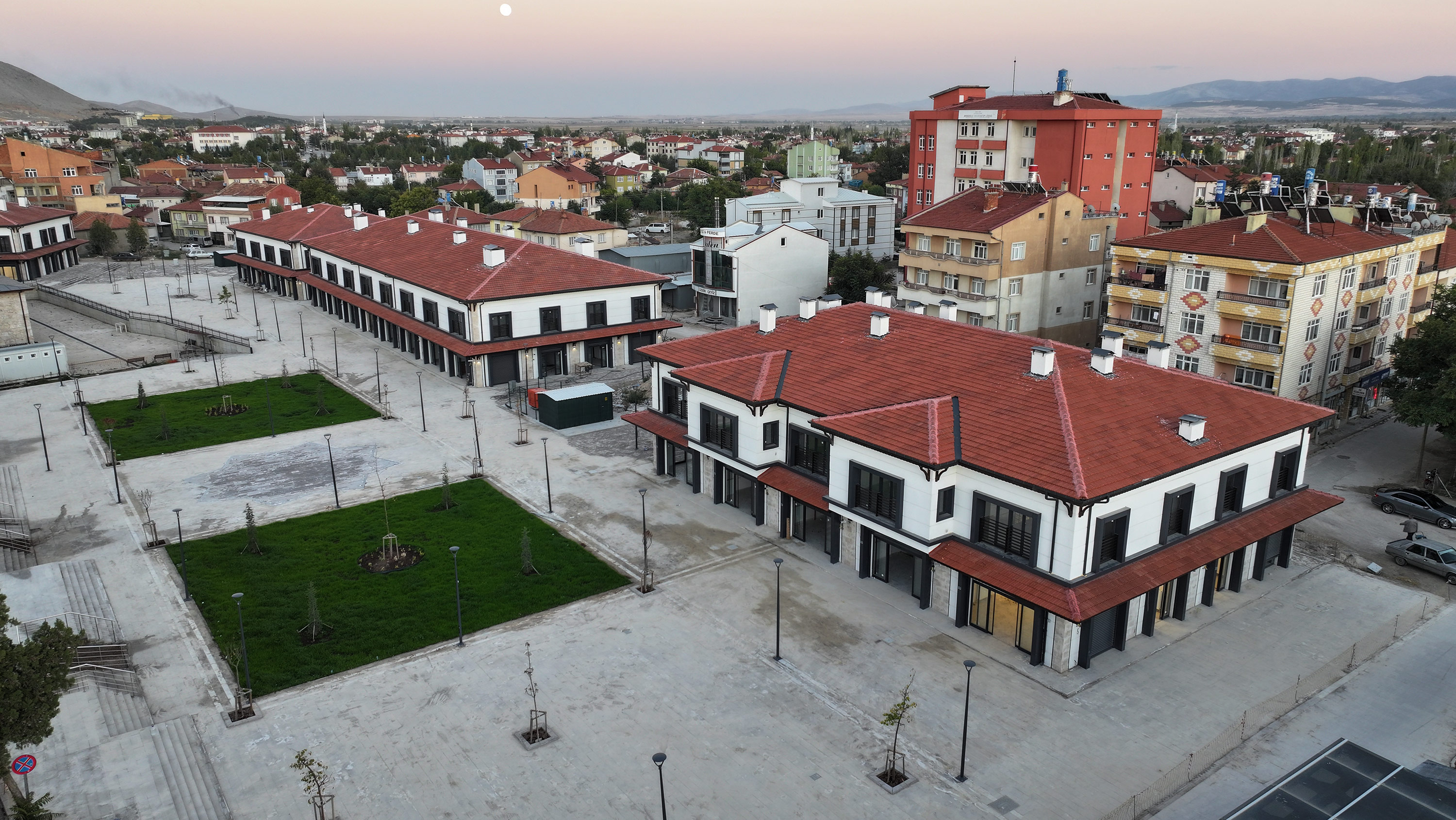 DOĞANHİSAR’A KAZANDIRILAN MEYDAN DÜZENLEMESİ HİZMETE AÇILDI