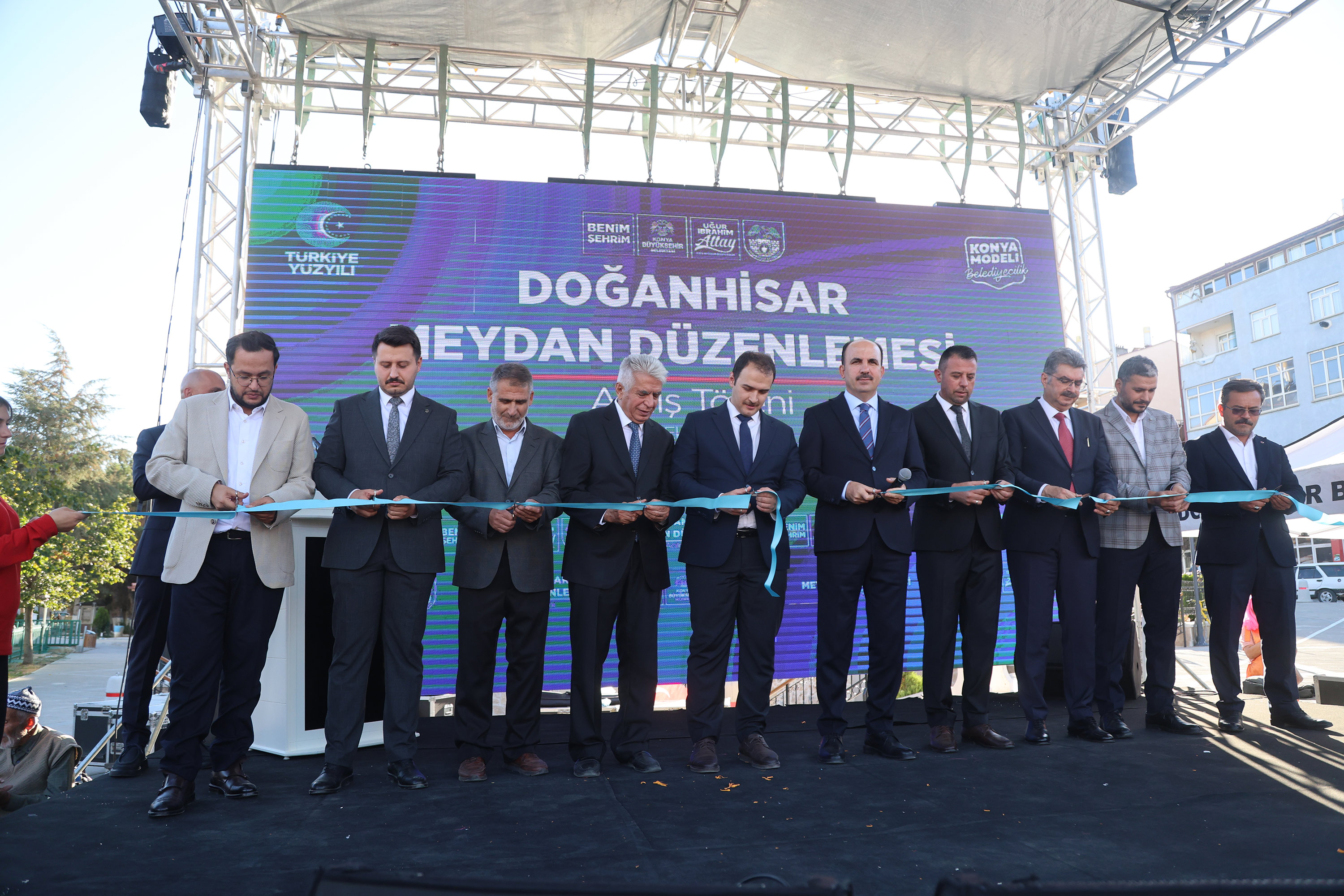 DOĞANHİSAR’A KAZANDIRILAN MEYDAN DÜZENLEMESİ HİZMETE AÇILDI