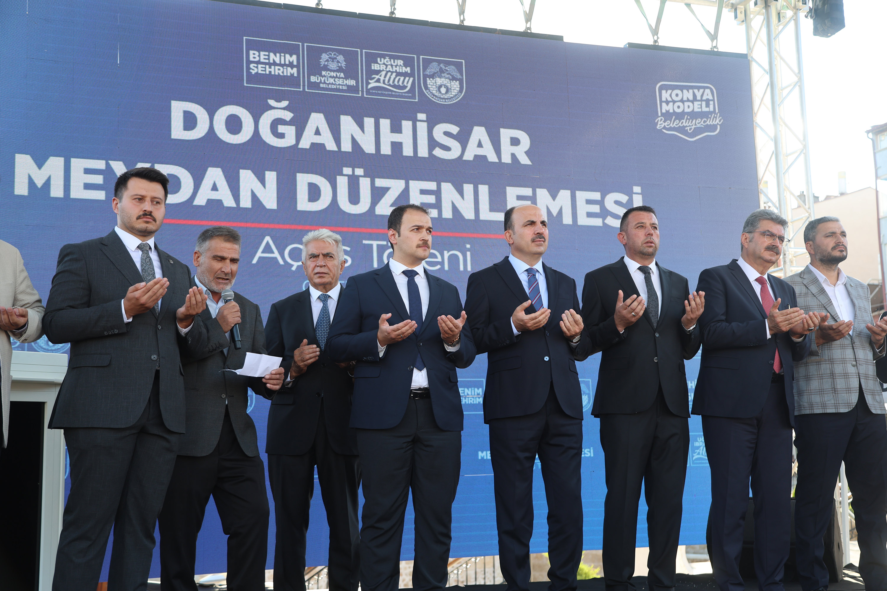DOĞANHİSAR’A KAZANDIRILAN MEYDAN DÜZENLEMESİ HİZMETE AÇILDI