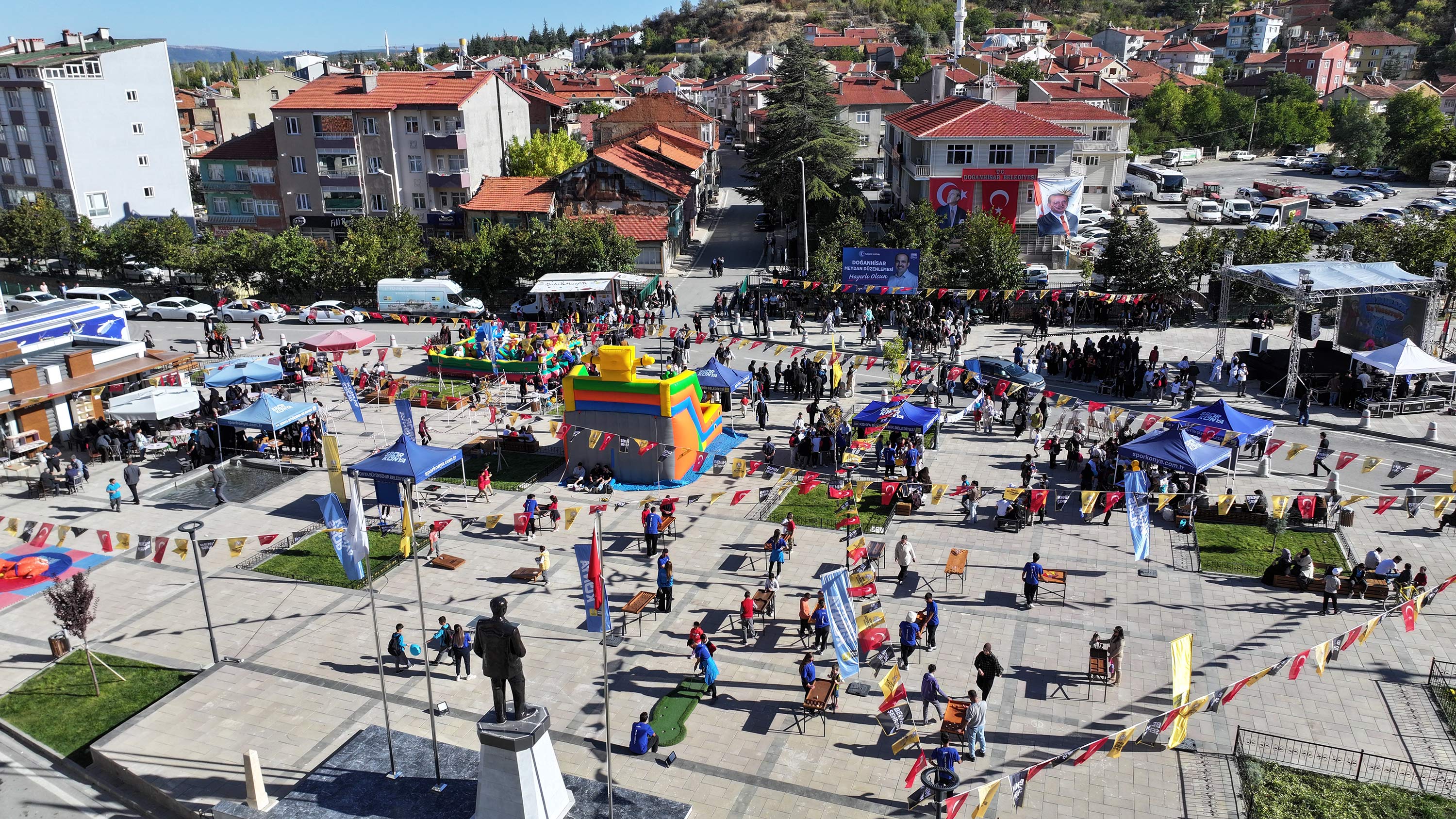 DOĞANHİSAR’A KAZANDIRILAN MEYDAN DÜZENLEMESİ HİZMETE AÇILDI