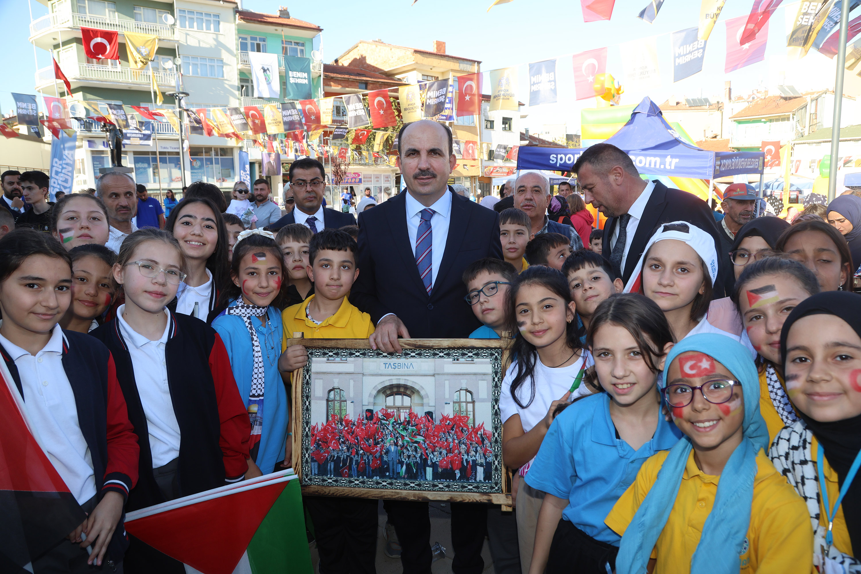 DOĞANHİSAR’A KAZANDIRILAN MEYDAN DÜZENLEMESİ HİZMETE AÇILDI