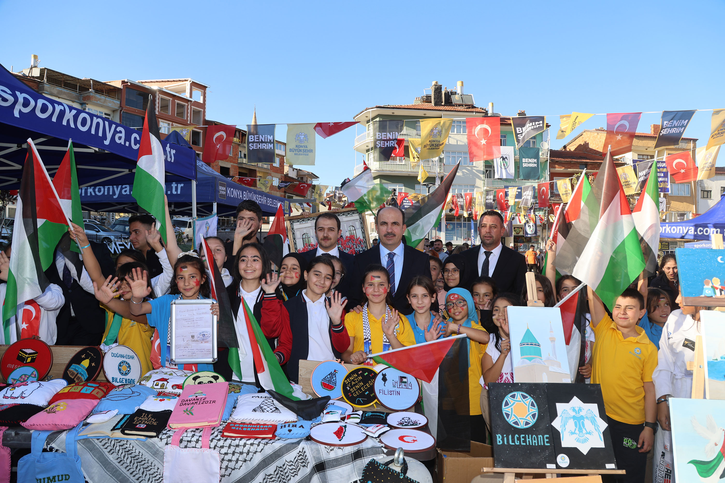 DOĞANHİSAR’A KAZANDIRILAN MEYDAN DÜZENLEMESİ HİZMETE AÇILDI