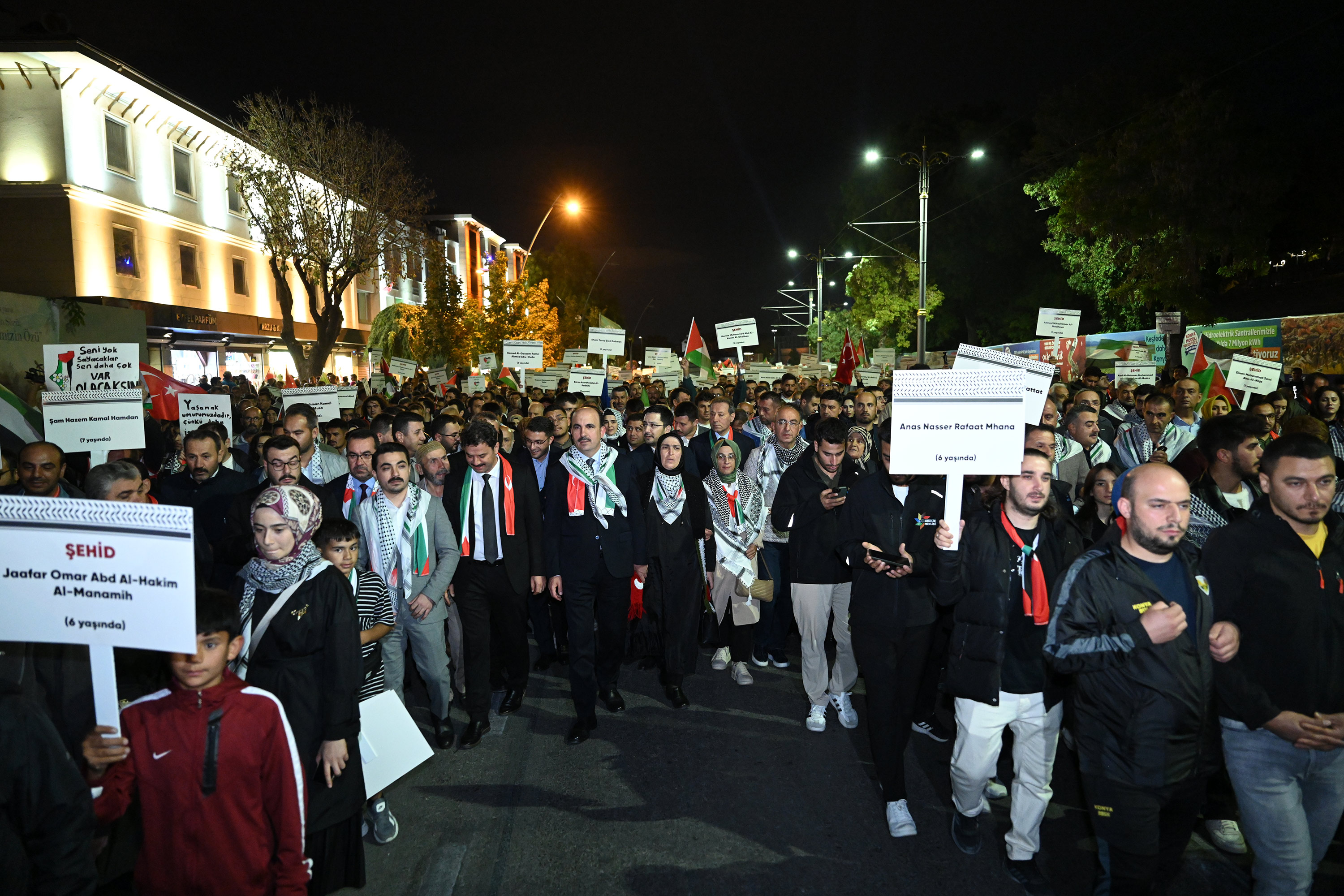 KONYA’DA 75 BİN KİŞİ KATİL İSRAİL’İN GAZZE SOYKIRIMINA KARŞI VİCDANIN SESİ OLDU